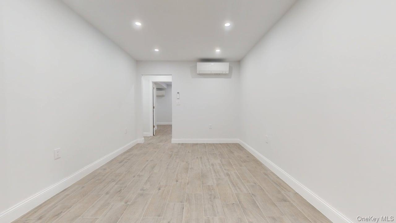 #3 photo, 72-17 66th Place, कुईंस Glendale , NY 11385