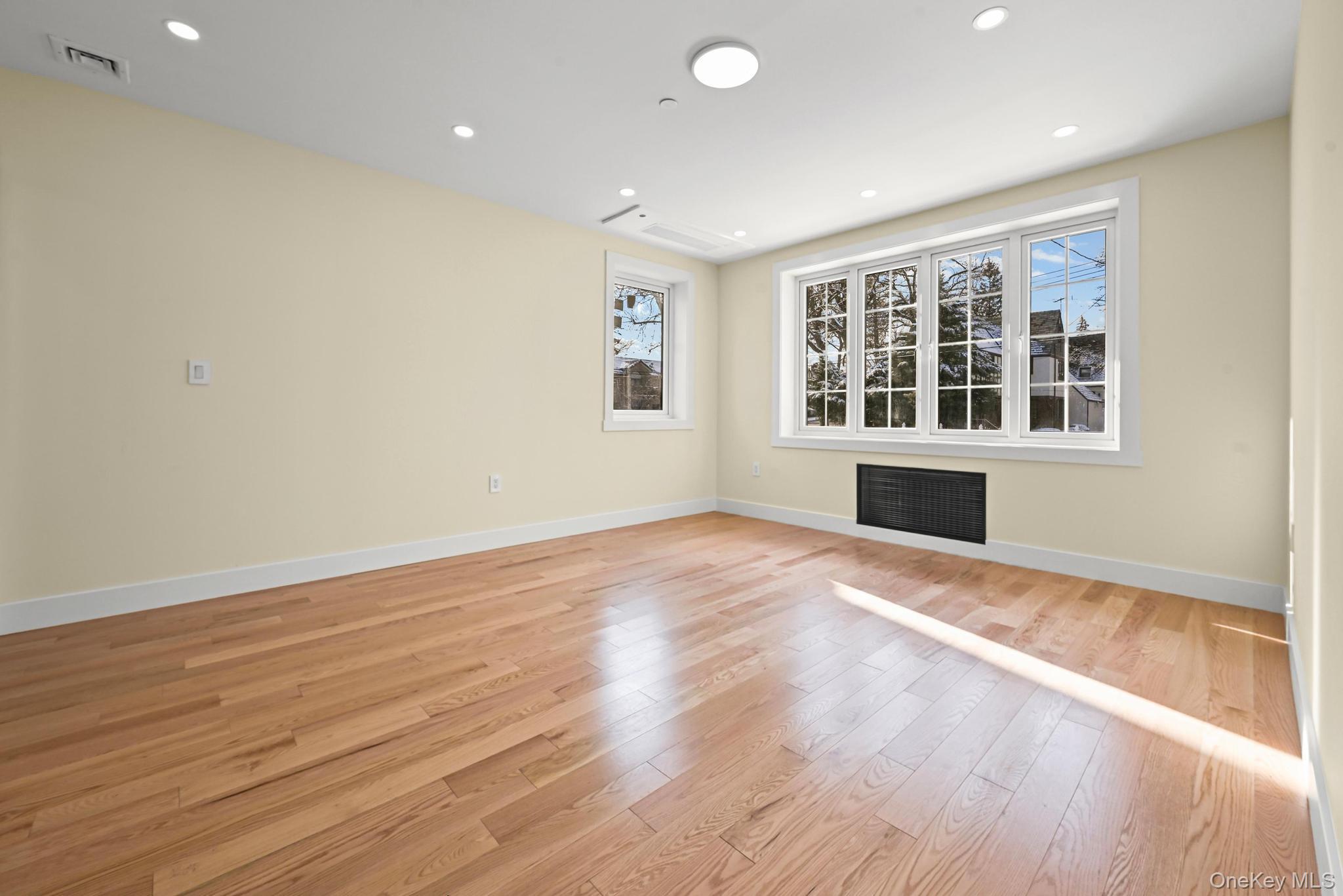 #16 photo, 32-35 164th Street, Куинс ‖ Flushing , NY 11358