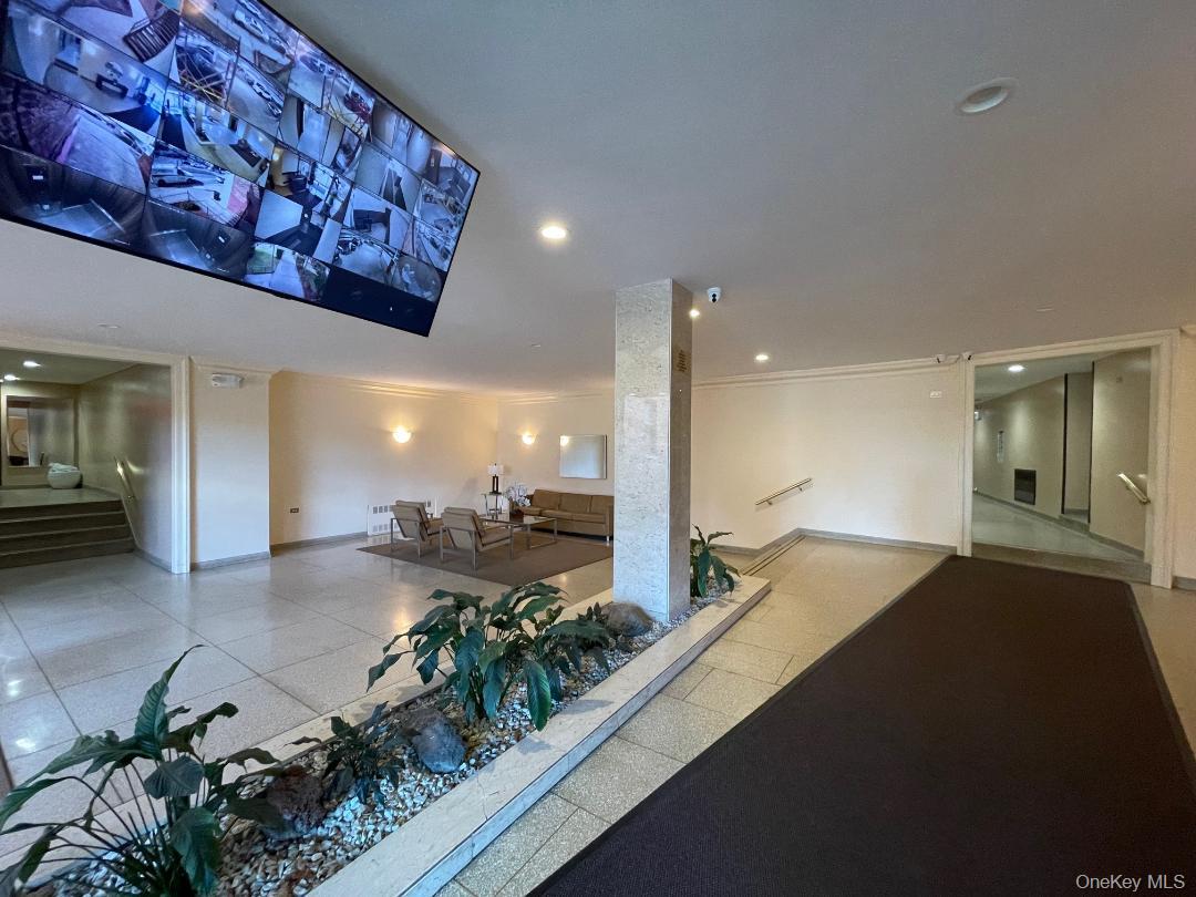 #12 photo, 100-25 Queens Boulevard, 皇后区 Forest Hills , NY 11375