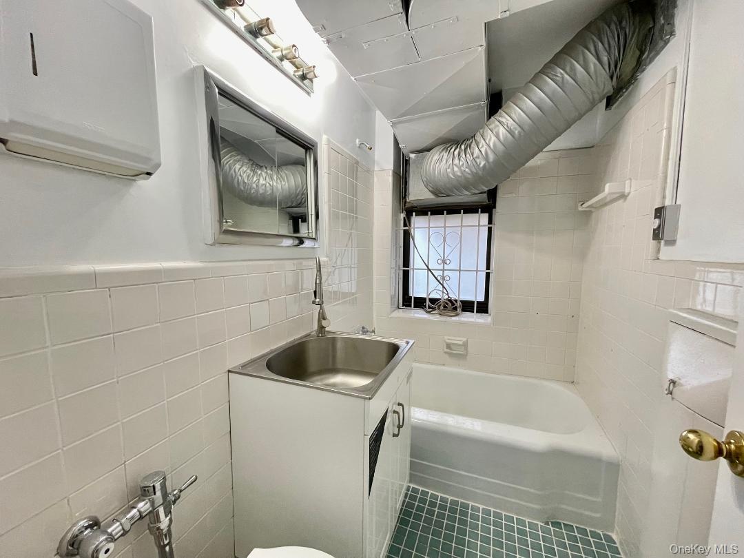 #17 photo, 100-25 Queens Boulevard, 皇后区 Forest Hills , NY 11375