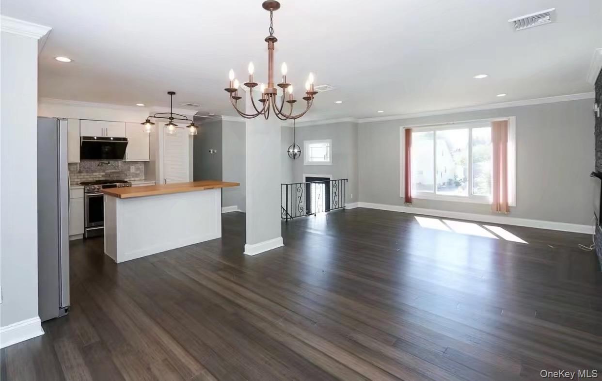 #1 photo, 335 Gillette Street, 롱 아일랜드 Dix Hills , NY 11746