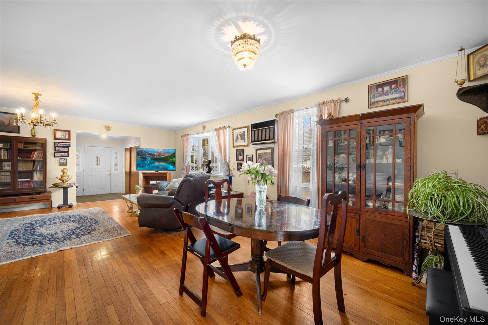 #12 photo, 524 Livingston Street, Westbury , NY 11590