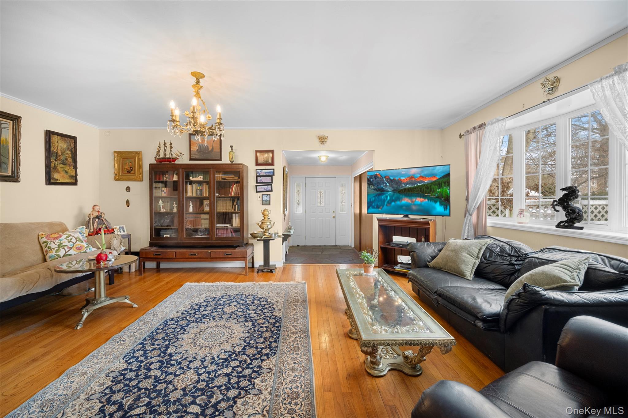 #3 photo, 524 Livingston Street, Westbury , NY 11590