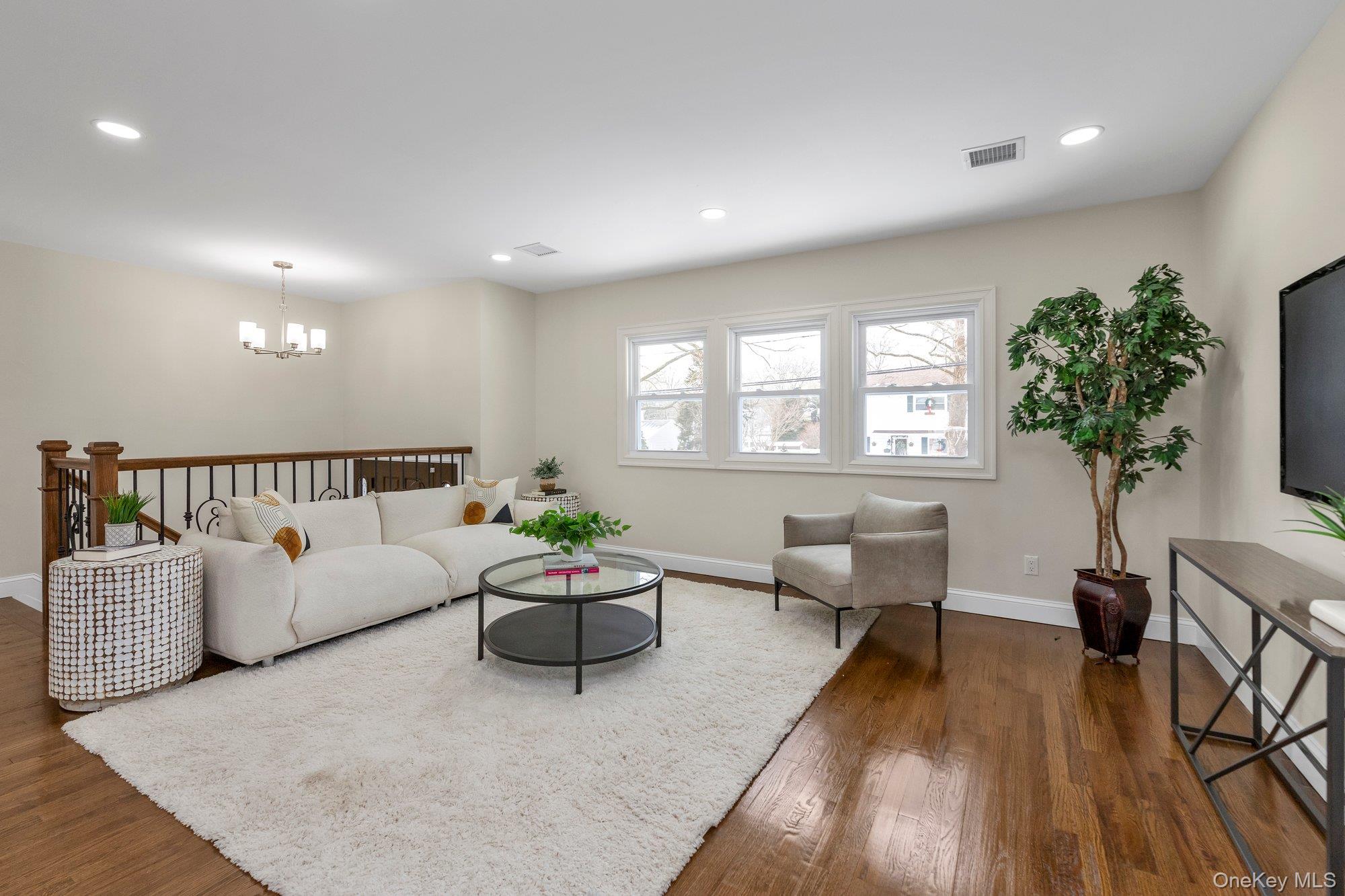 #3 photo, 3 Jayne Avenue, מחוז סאפוק Melville , NY 11747