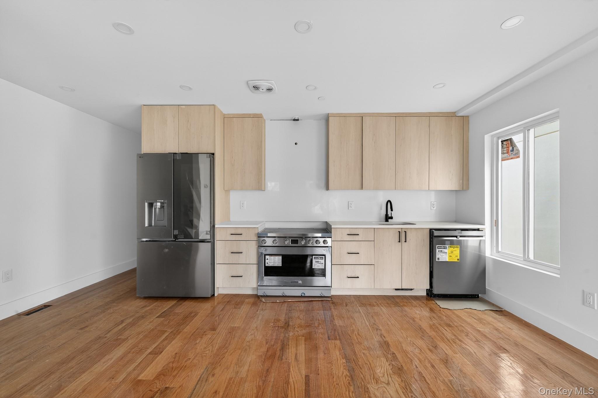 #3 photo, 2215 Seymour Avenue, הברונקס Bronx , NY 10469