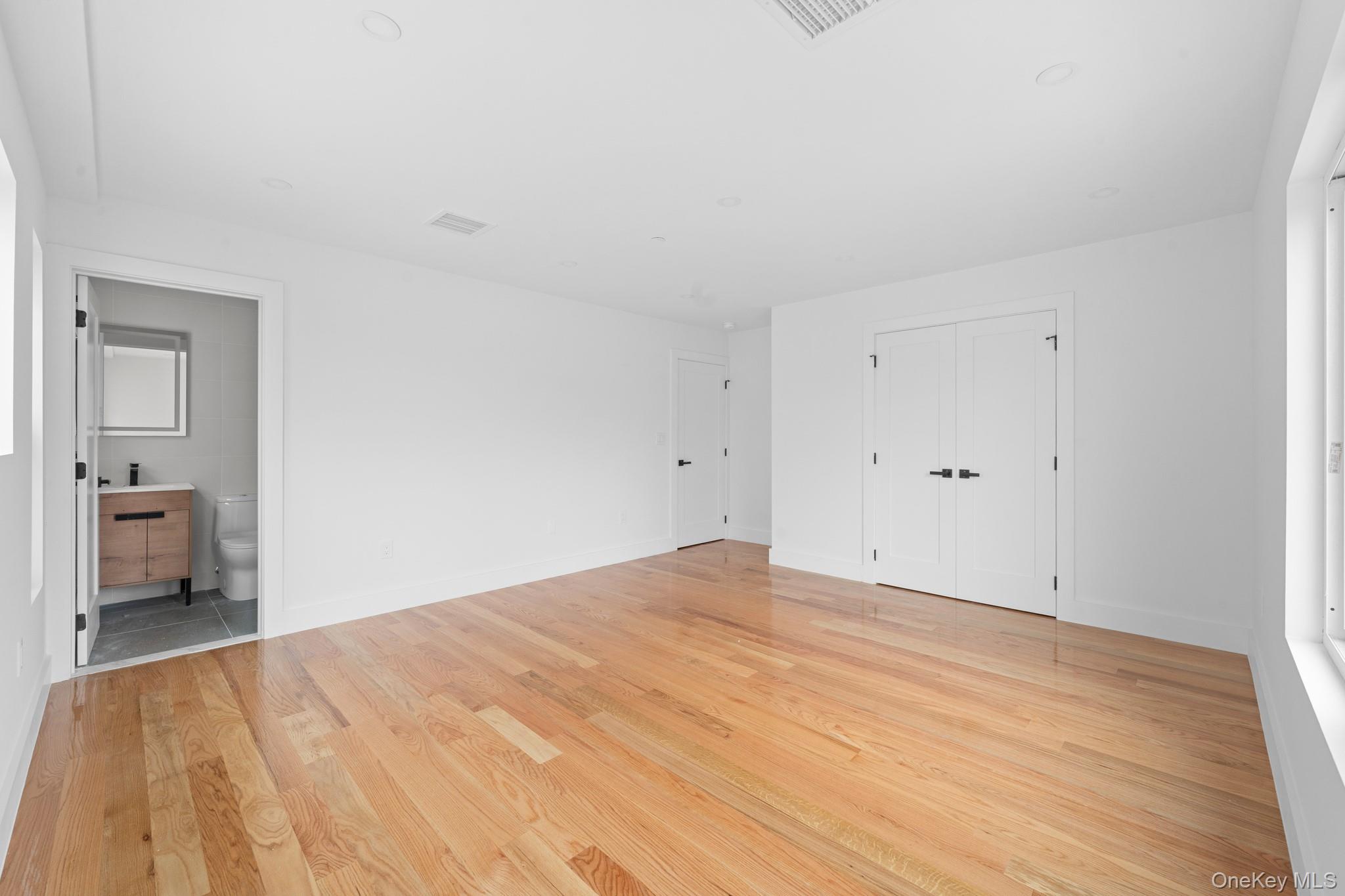 #5 photo, 2215 Seymour Avenue, הברונקס Bronx , NY 10469