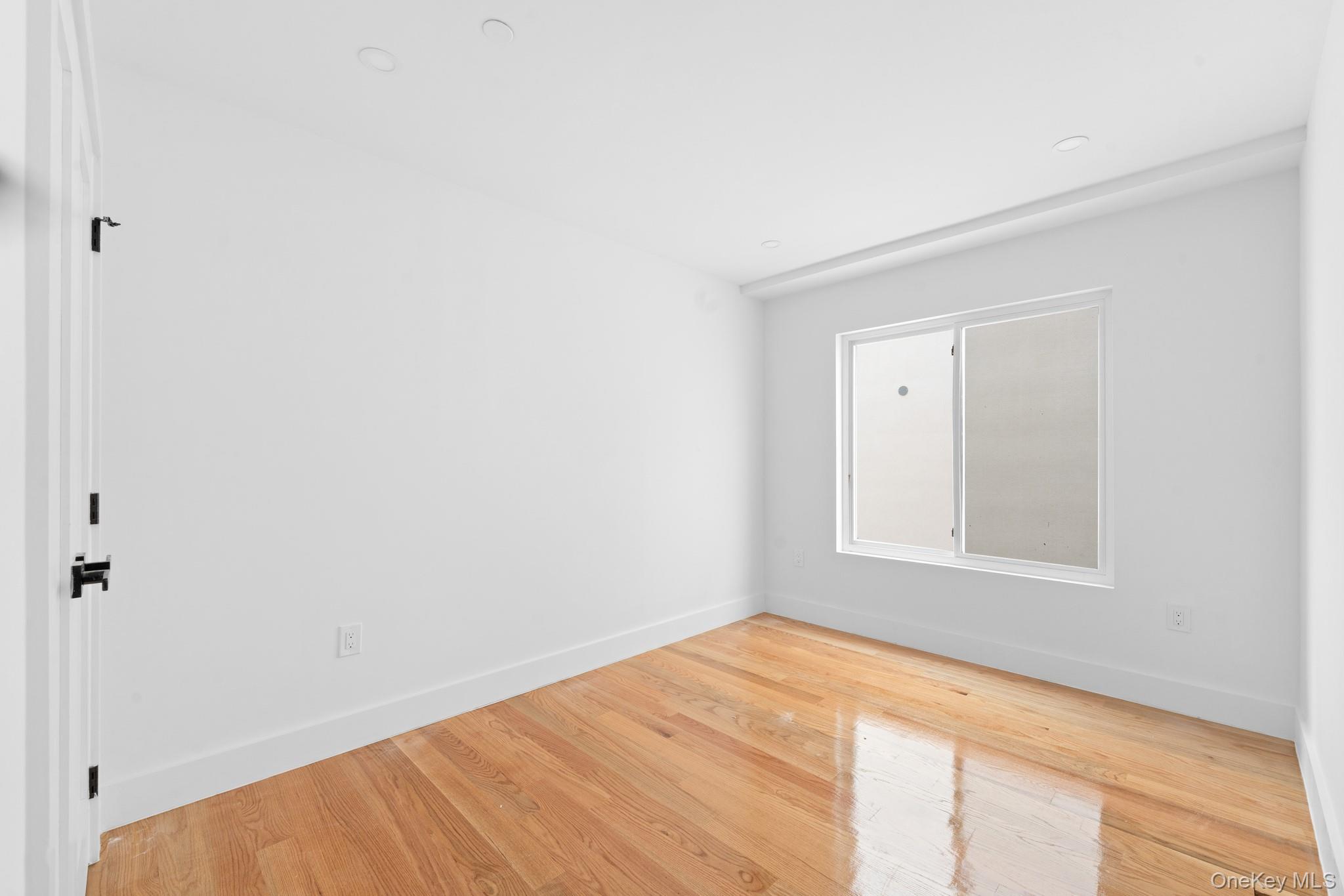 #8 photo, 2215 Seymour Avenue, הברונקס Bronx , NY 10469