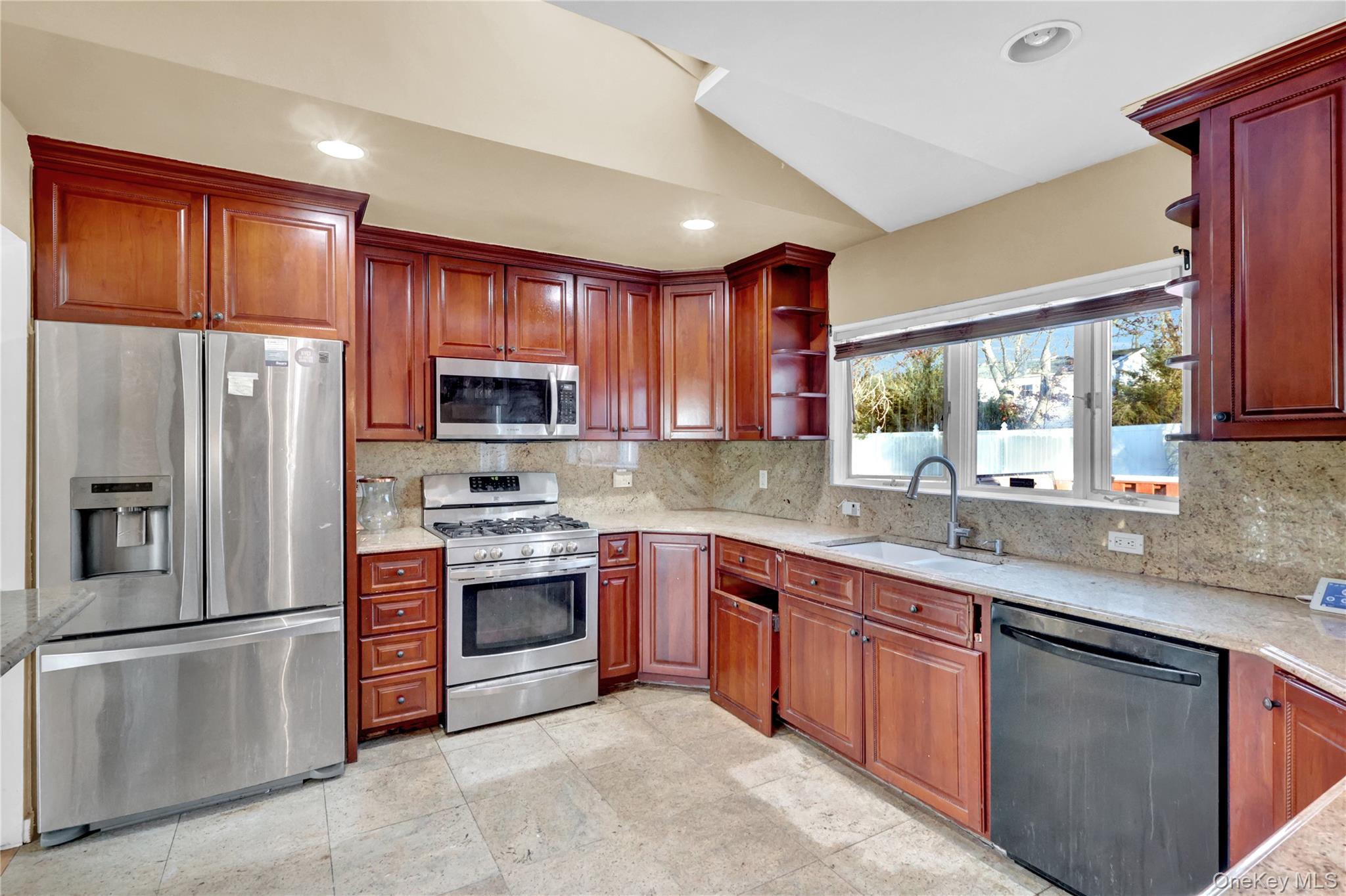 #3 photo, 97 Willow Street, מחוז סאפוק Wyandanch , NY 11798