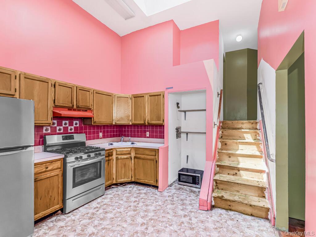 #12 photo, 1567 Longfellow Avenue, Bronx , NY 10460