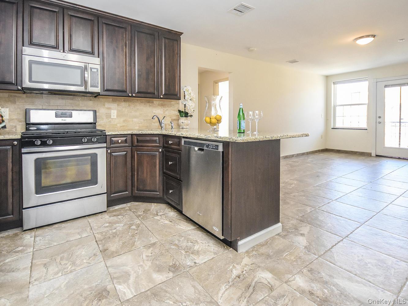 #1 photo, 400 Carney Street, नासाउ काउंटी Glen Cove , NY 11542