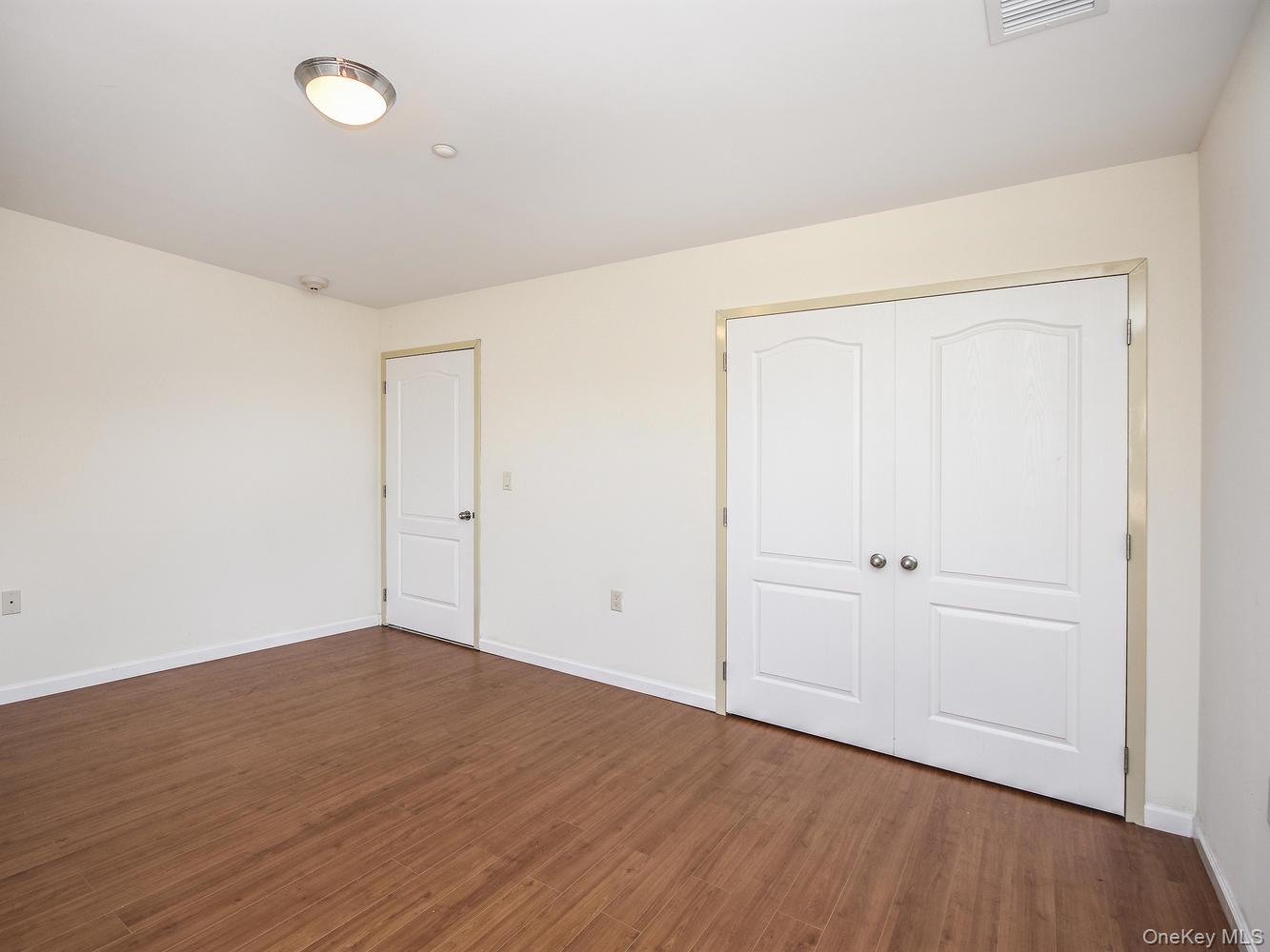 #11 photo, 400 Carney Street, नासाउ काउंटी Glen Cove , NY 11542