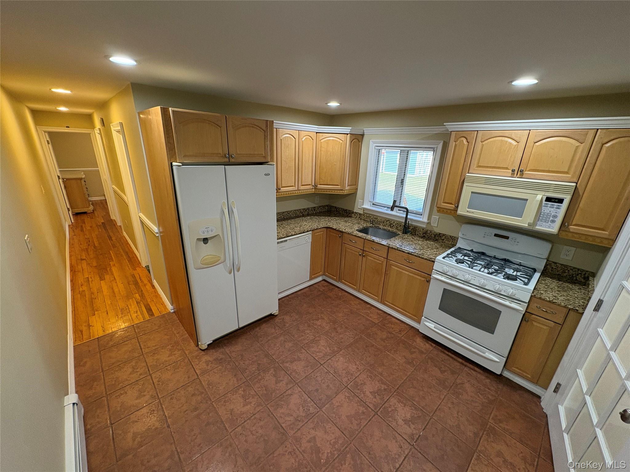 #1 photo, 70 Hunter Lane, Саффолк ‖ Centereach , NY 11720