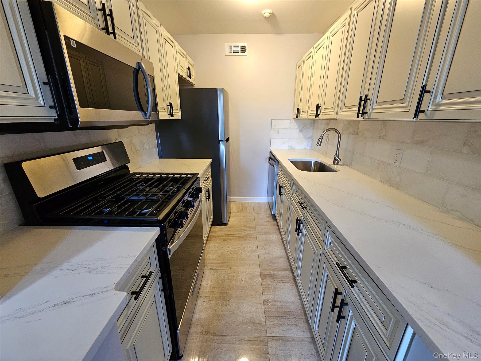 #5 photo, 199 Artist Lake Drive, सफ़ोक काउंटी Middle Island , NY 11953