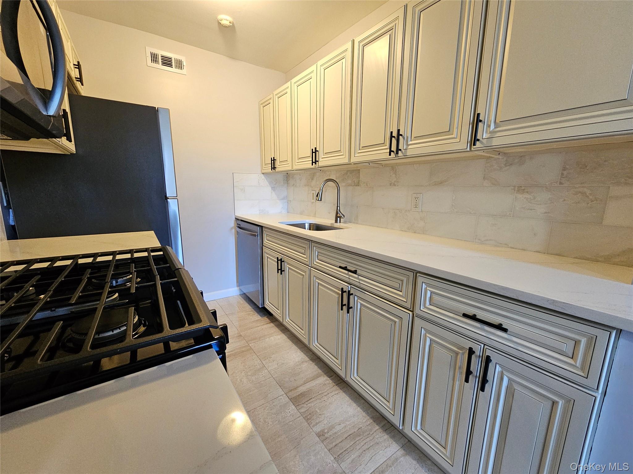 #6 photo, 199 Artist Lake Drive, सफ़ोक काउंटी Middle Island , NY 11953