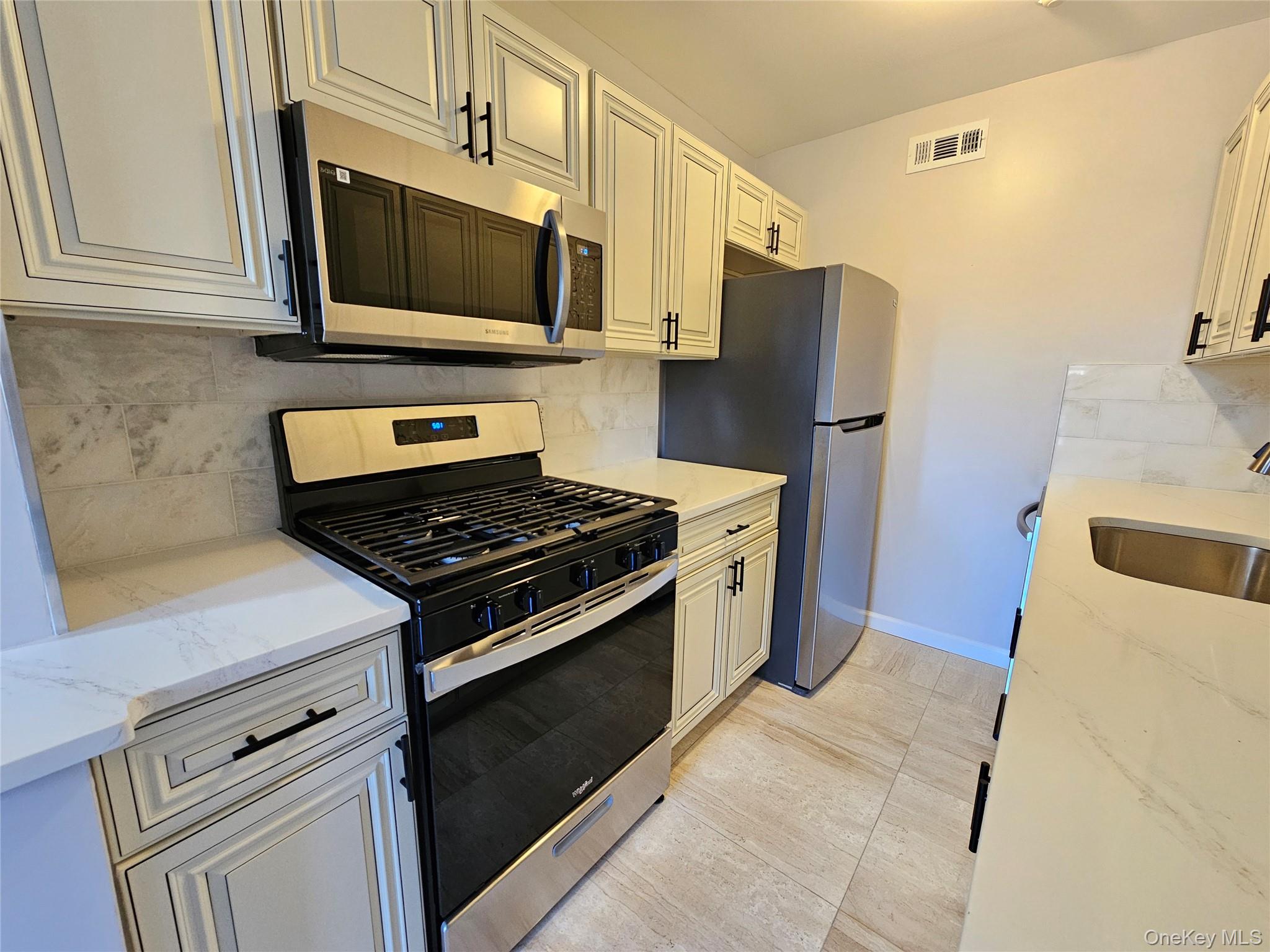 #7 photo, 199 Artist Lake Drive, सफ़ोक काउंटी Middle Island , NY 11953