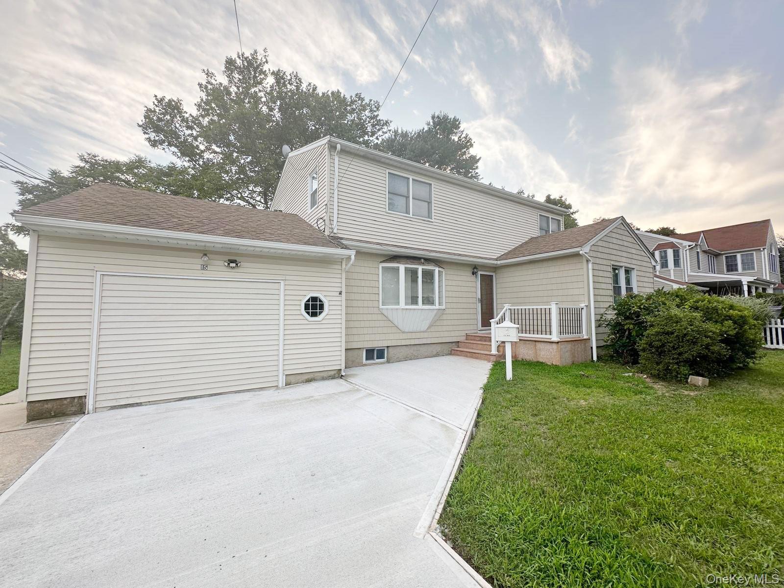 #1 photo, 15 Mida Court, 東長島 West Babylon , NY 11704