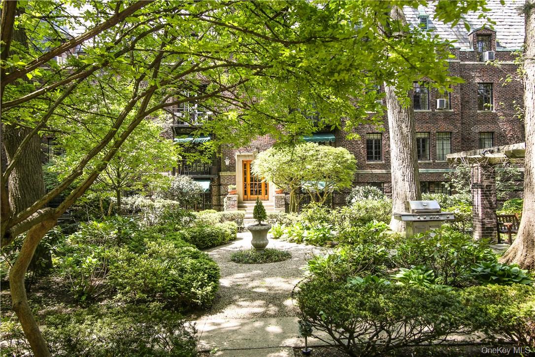 #17 photo, 20 N Broadway, White Plains , NY 10601