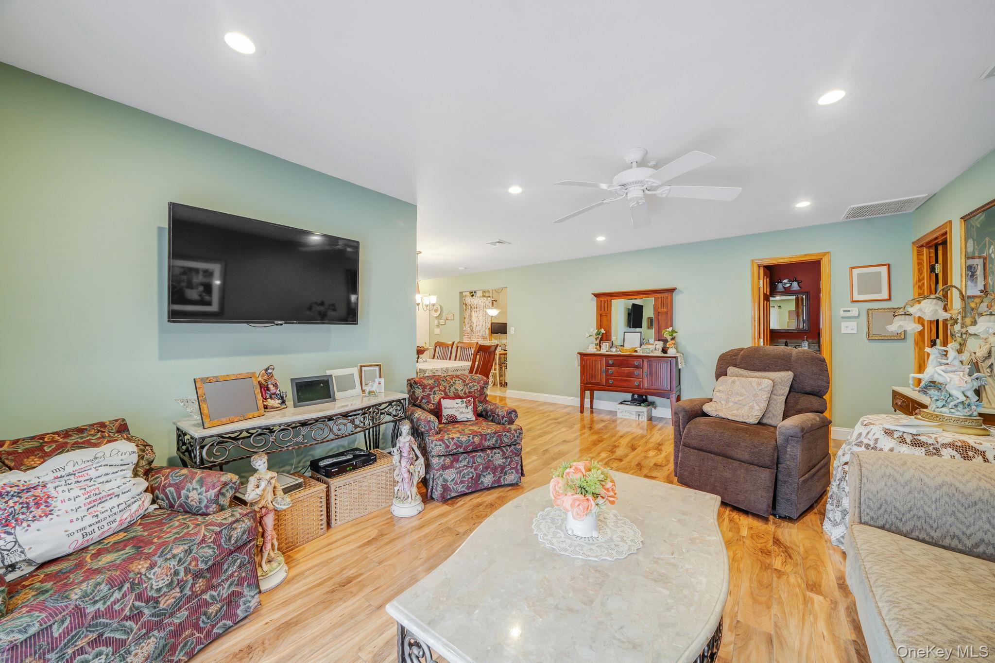 #15 photo, 1107 Cabot Court, سوفولك Saint James , NY 11780