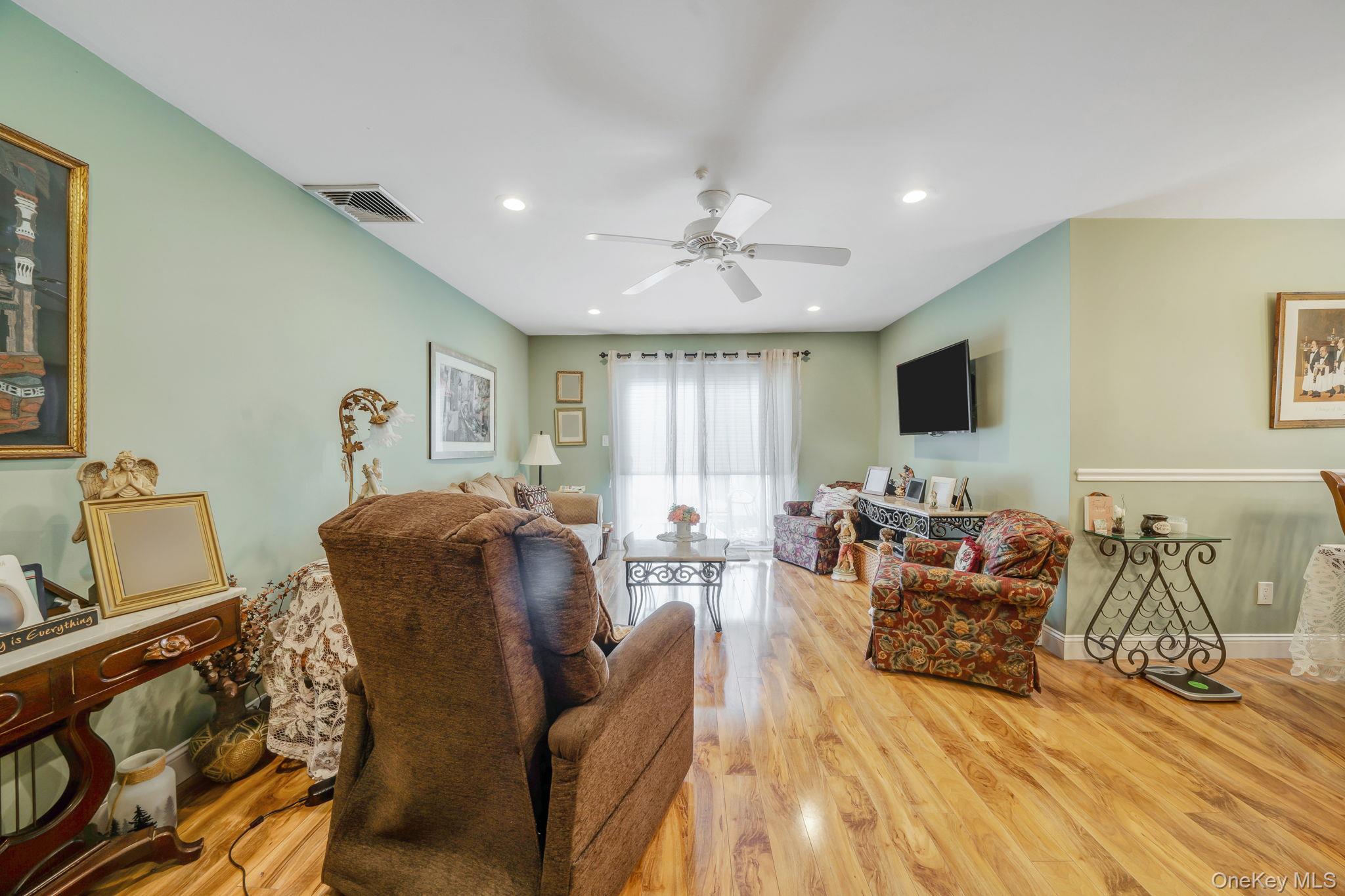 #16 photo, 1107 Cabot Court, سوفولك Saint James , NY 11780