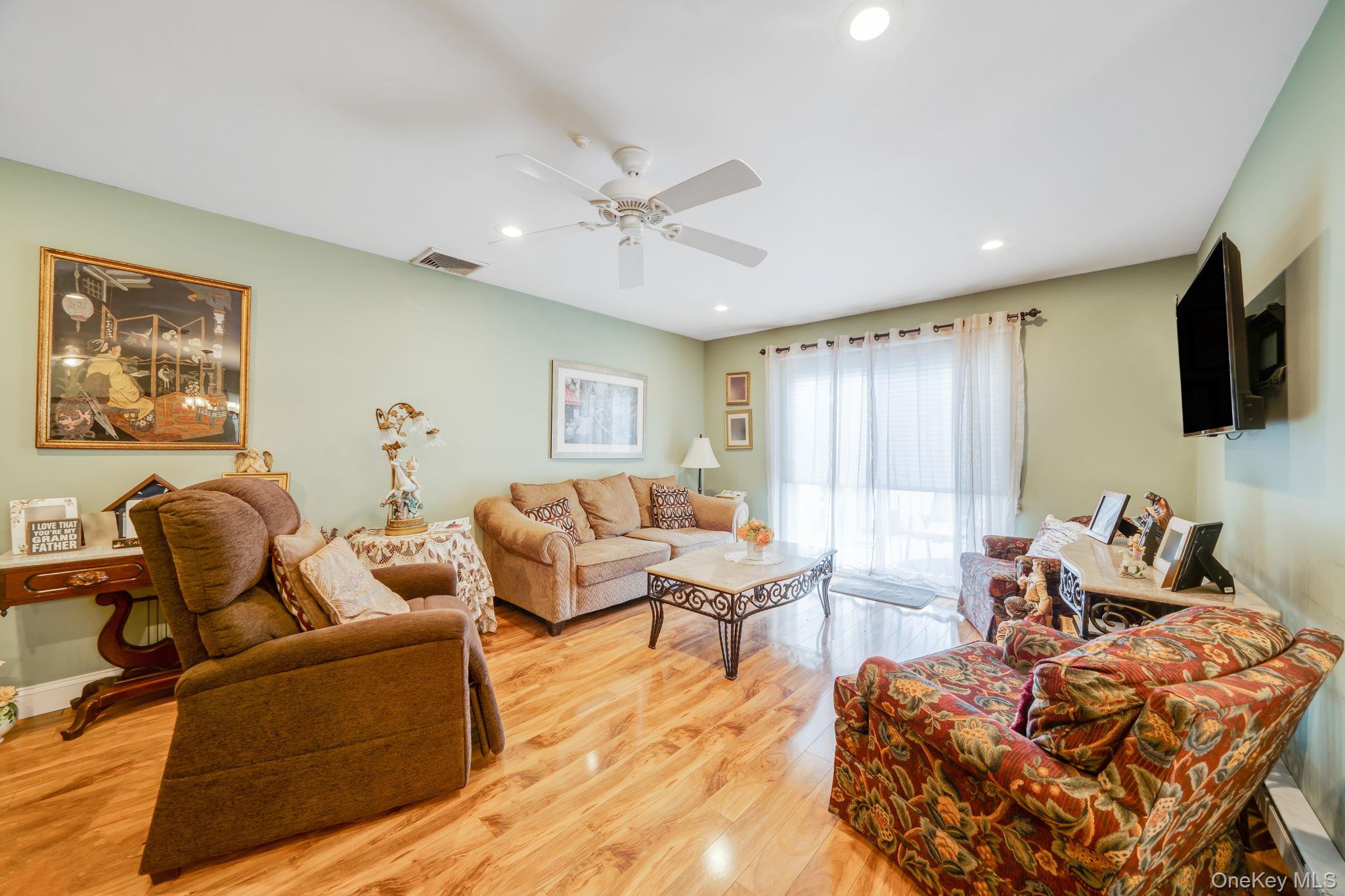 #6 photo, 1107 Cabot Court, سوفولك Saint James , NY 11780