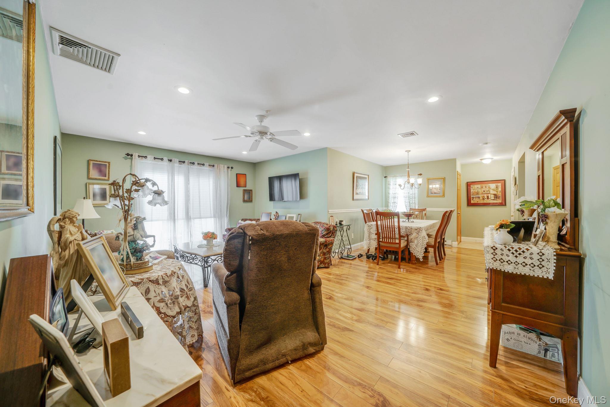 #7 photo, 1107 Cabot Court, سوفولك Saint James , NY 11780