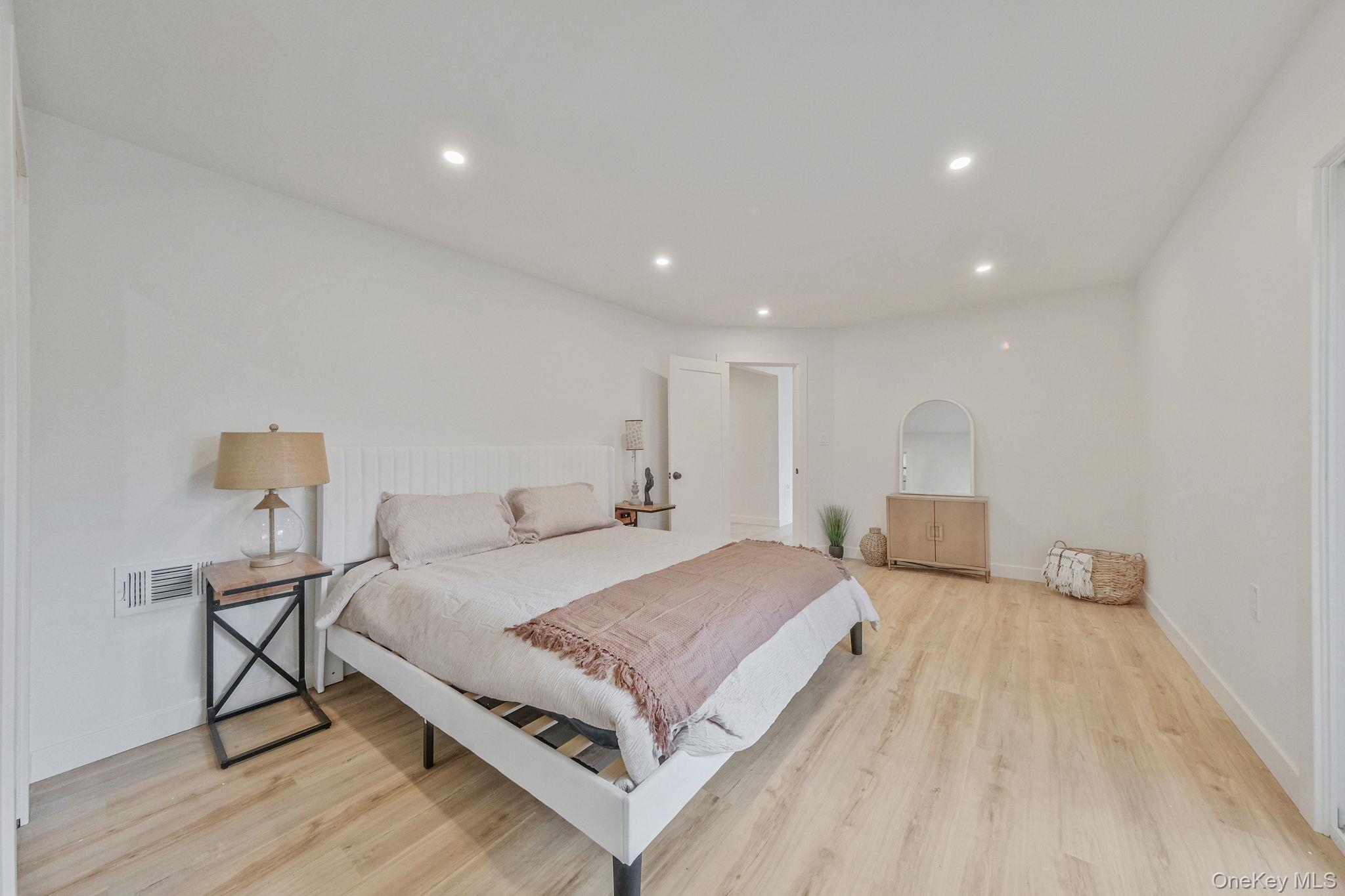 #16 photo, 73 Midwood Avenue, Farmingdale , NY 11735