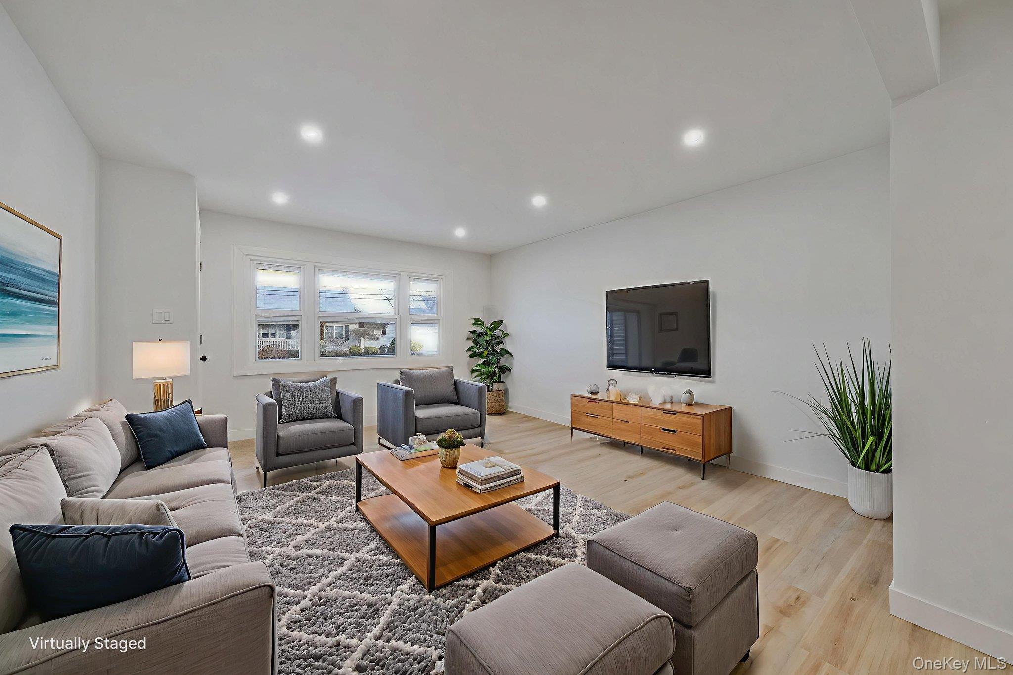 #4 photo, 73 Midwood Avenue, Farmingdale , NY 11735