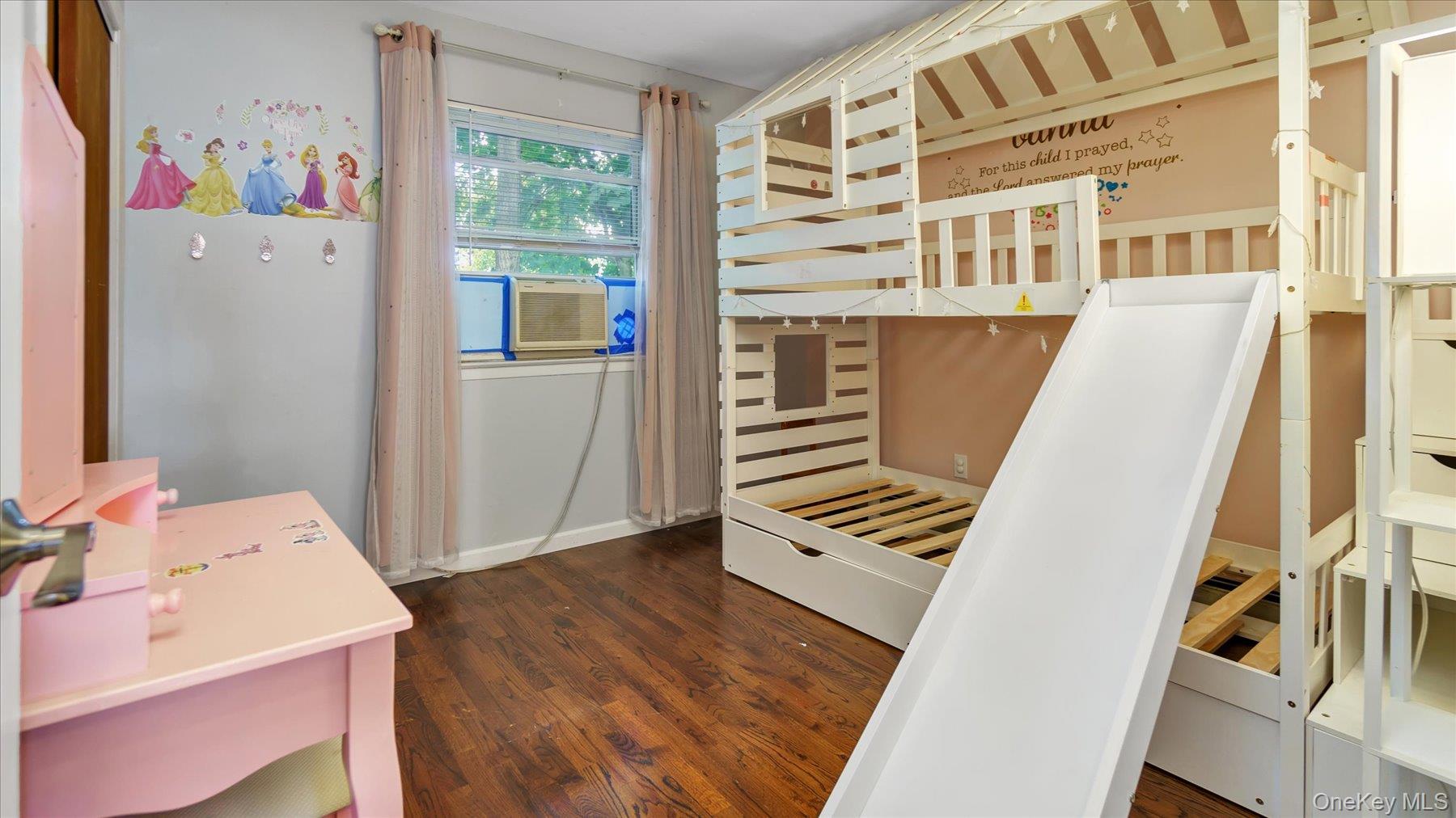 #18 photo, 3 Altamont Avenue, Sea Cliff , NY 11579