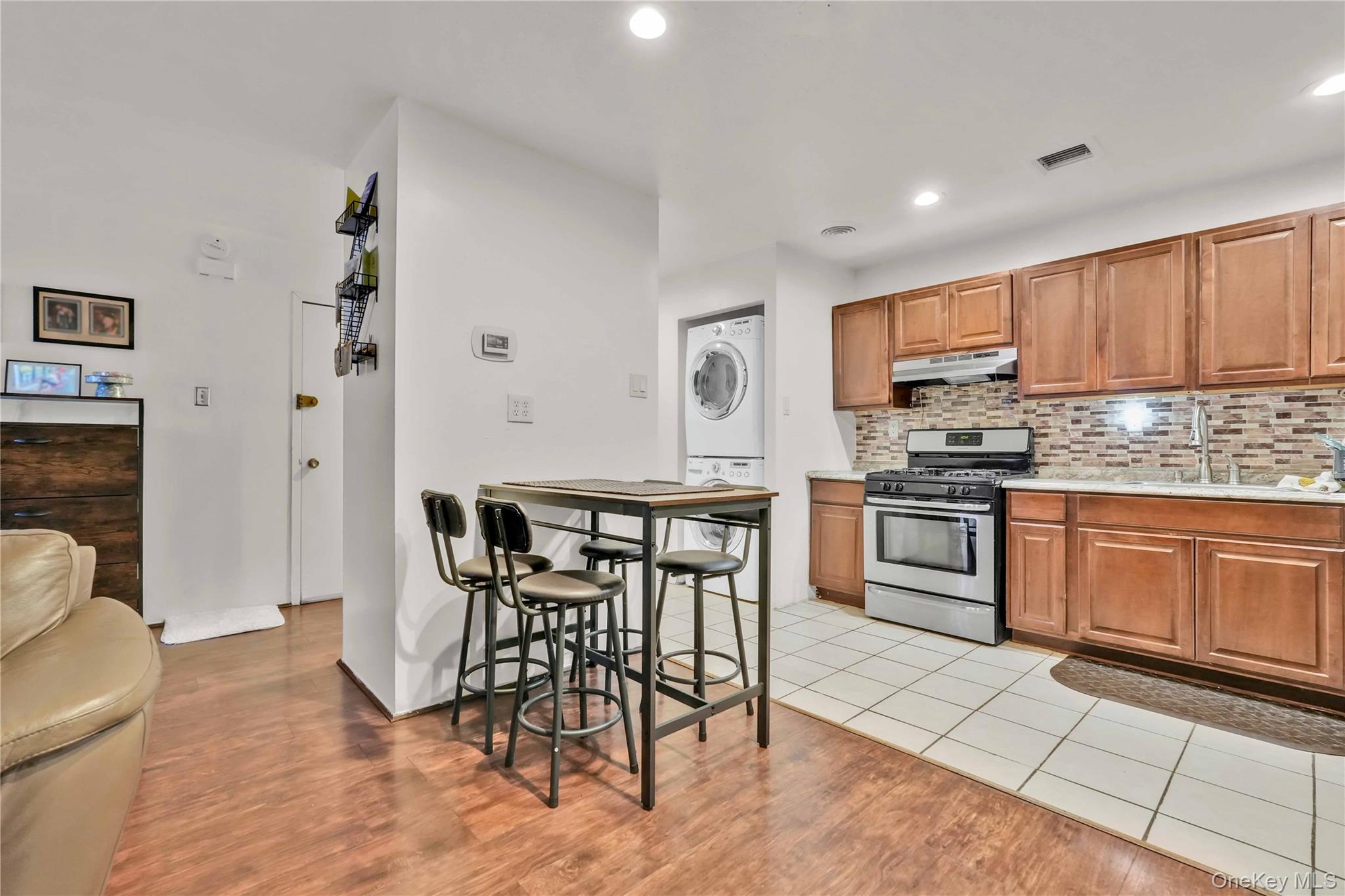 #12 photo, 785 E 160th Street, 브롱크스 Bronx , NY 10456