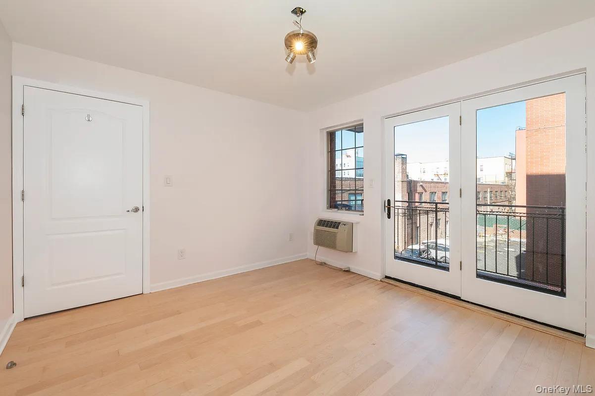 #5 photo, 3286 41st Street, Astoria , NY 11103