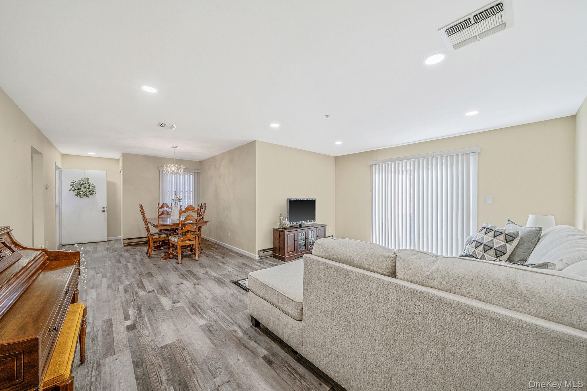 #10 photo, 101 Flair Court, سوفولك Smithtown , NY 11780