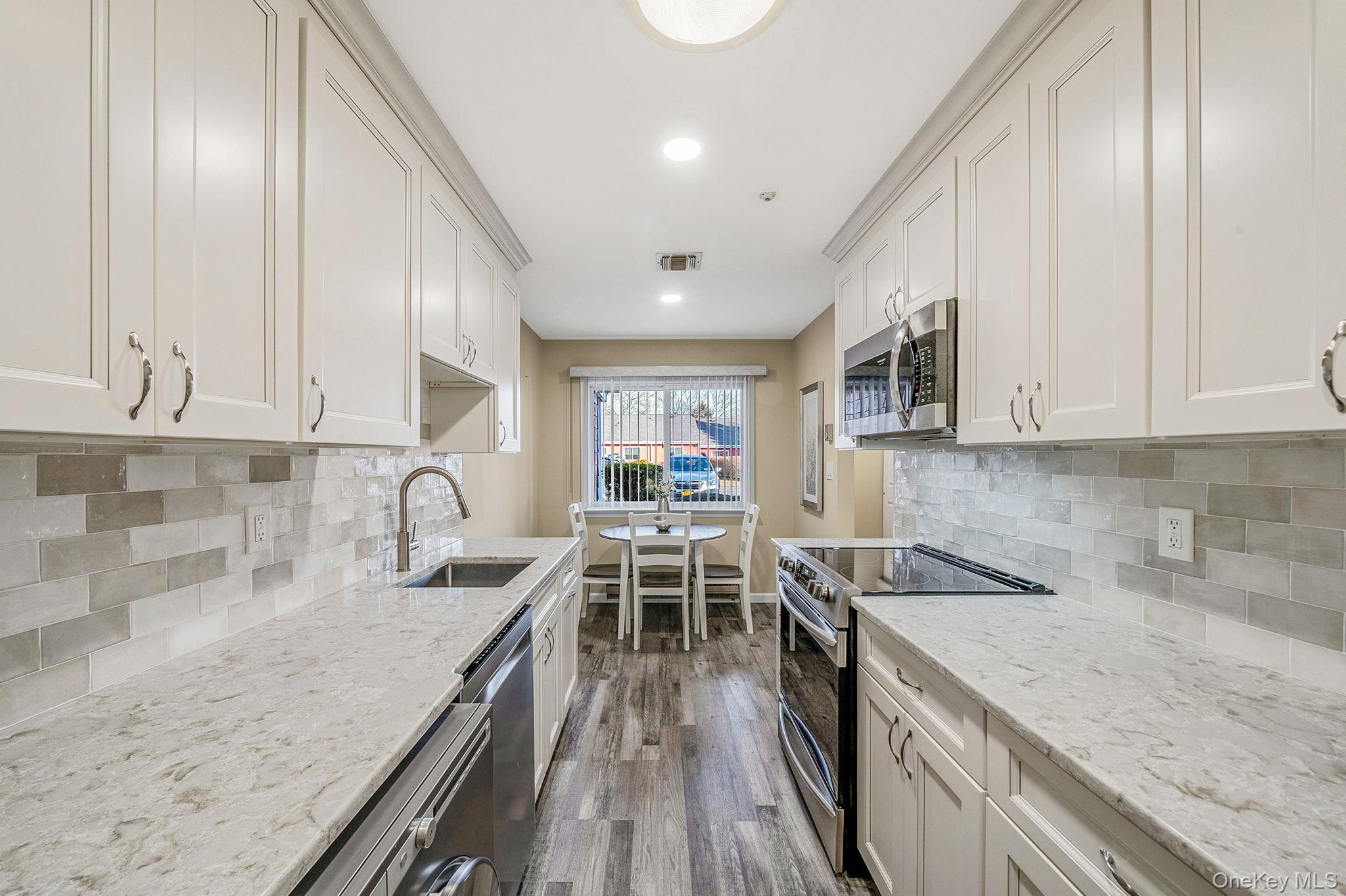 #15 photo, 101 Flair Court, سوفولك Smithtown , NY 11780