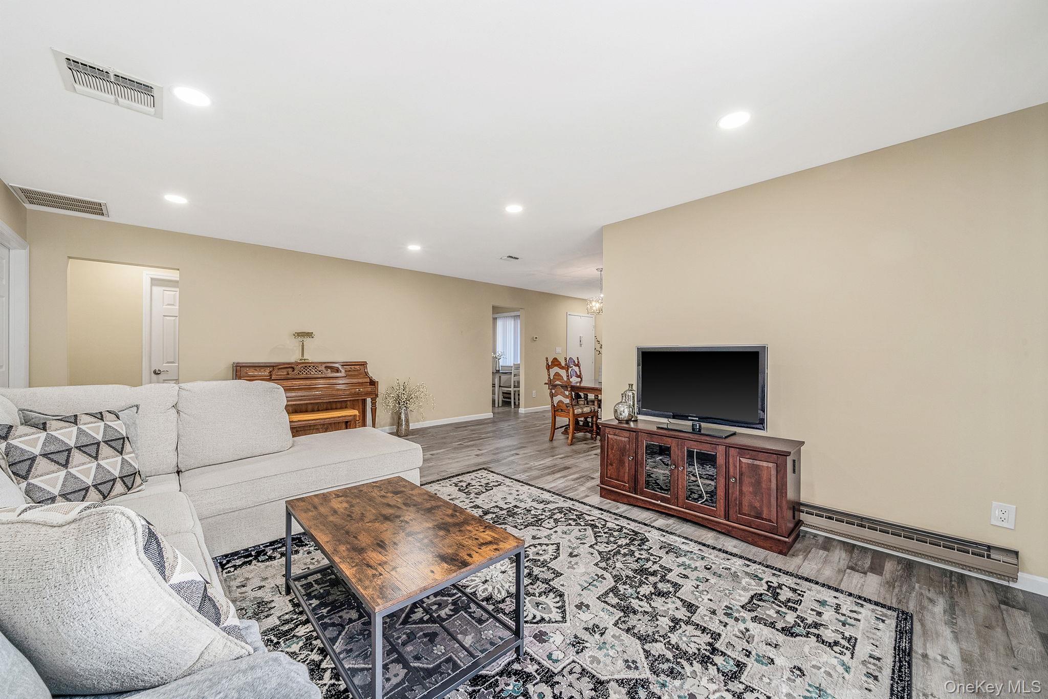 #5 photo, 101 Flair Court, سوفولك Smithtown , NY 11780