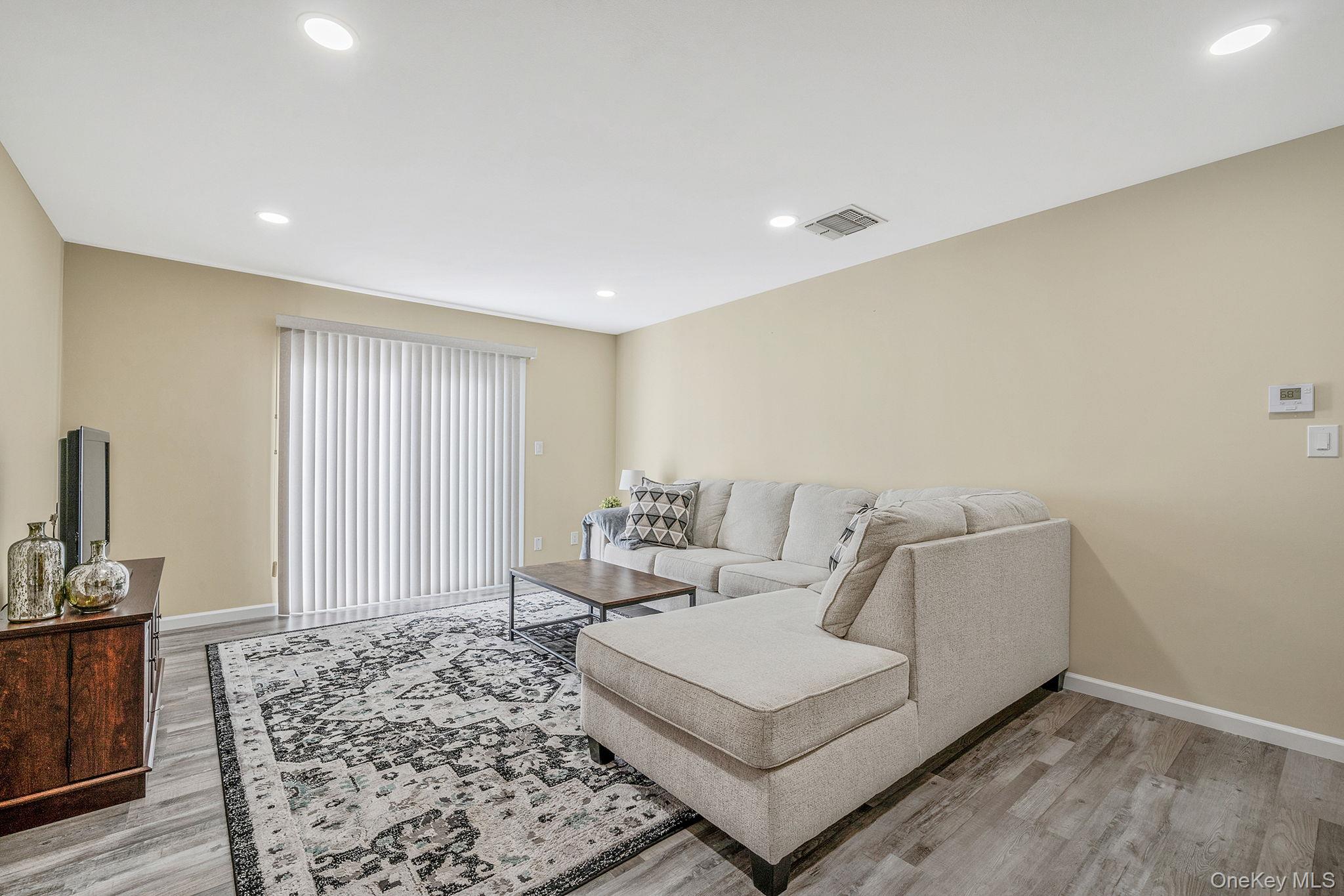 #8 photo, 101 Flair Court, سوفولك Smithtown , NY 11780