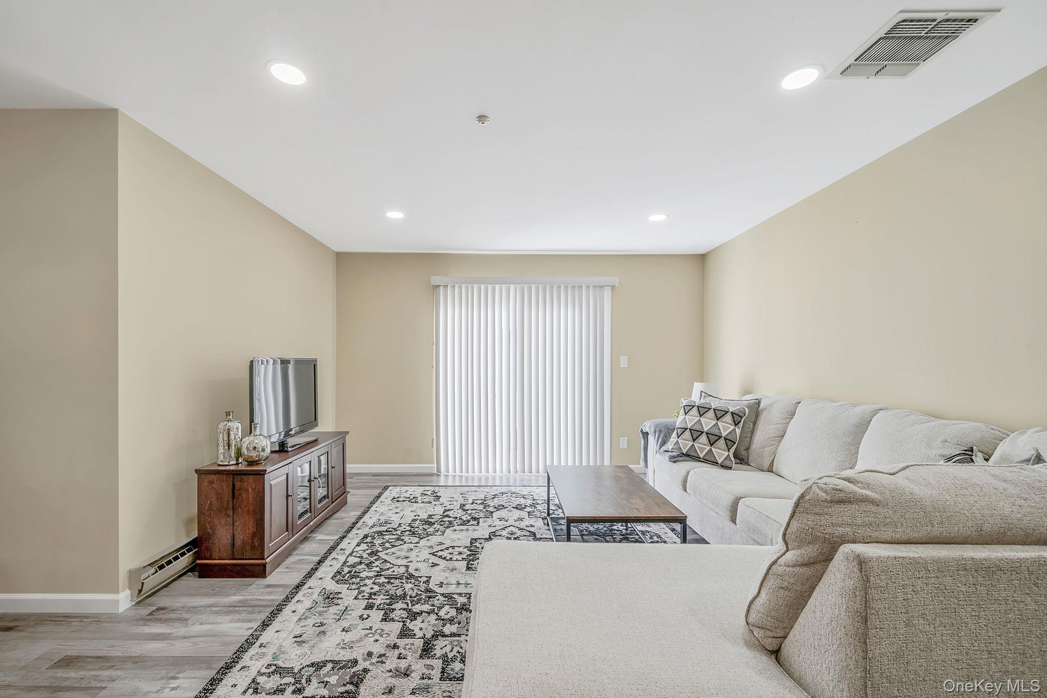 #9 photo, 101 Flair Court, سوفولك Smithtown , NY 11780