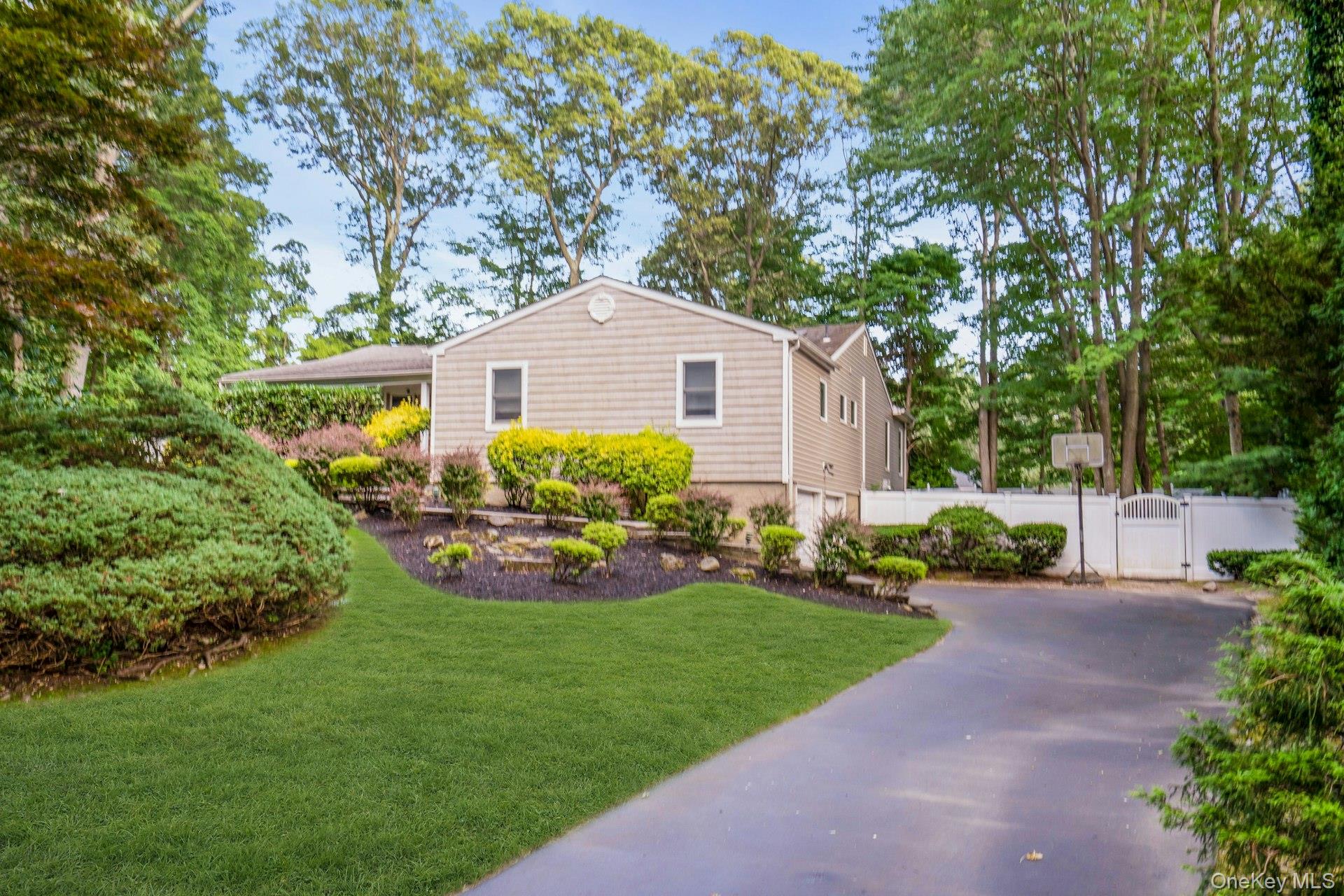 #3 photo, 48 Randolph Drive, Dix Hills , NY 11746