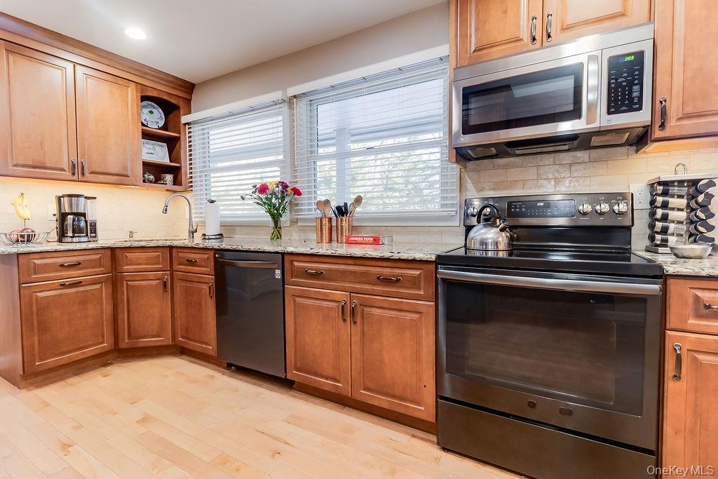 #17 photo, 14 Hills Park Lane, Smithtown , NY 11787