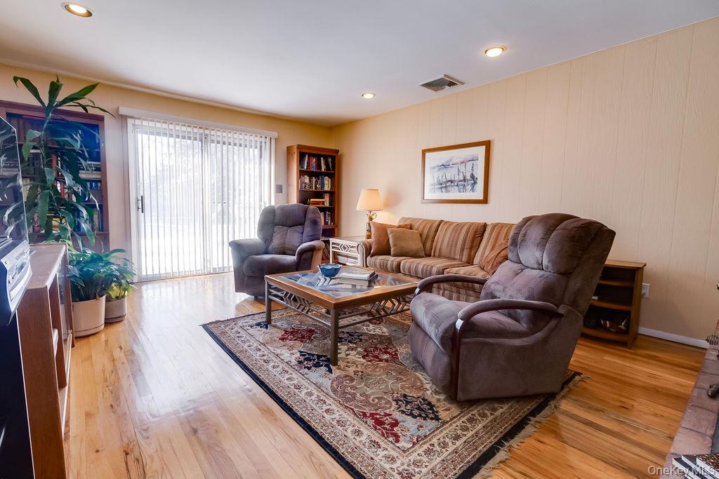 #20 photo, 14 Hills Park Lane, Smithtown , NY 11787