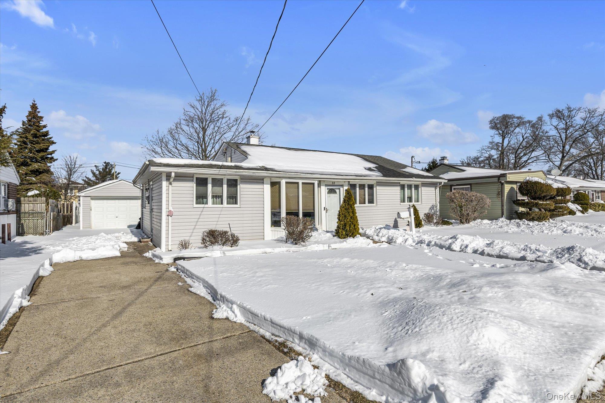 #2 photo, 88 Spruce Lane, ناسو Valley Stream , NY 11581