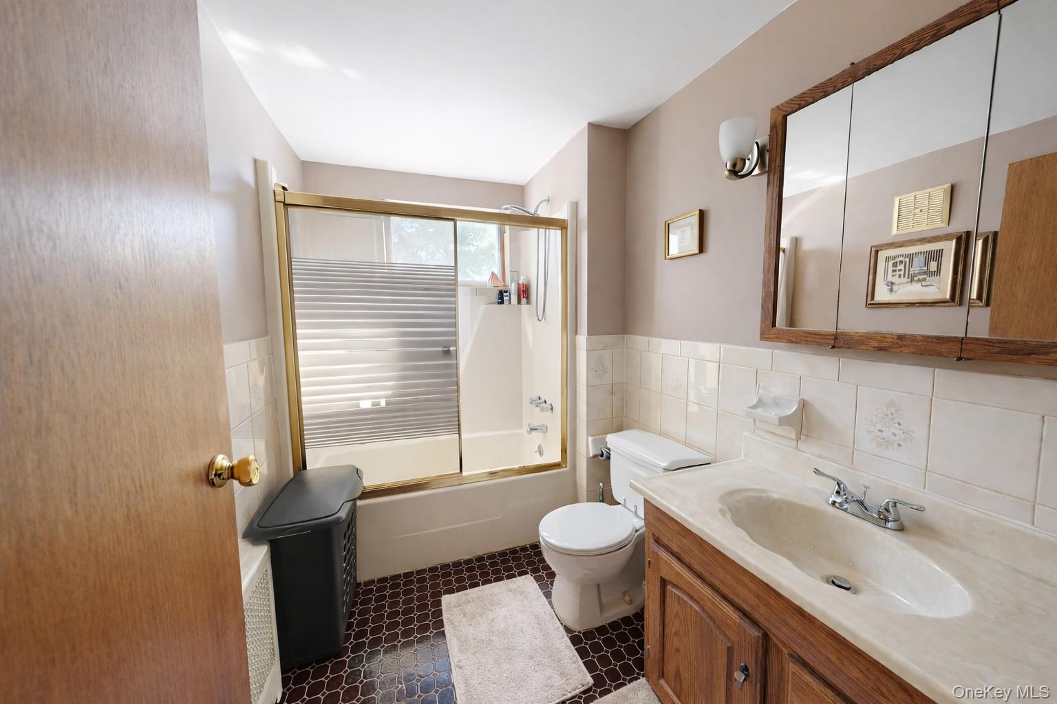 #17 photo, 1762 Broadway, New Hyde Park , NY 11040