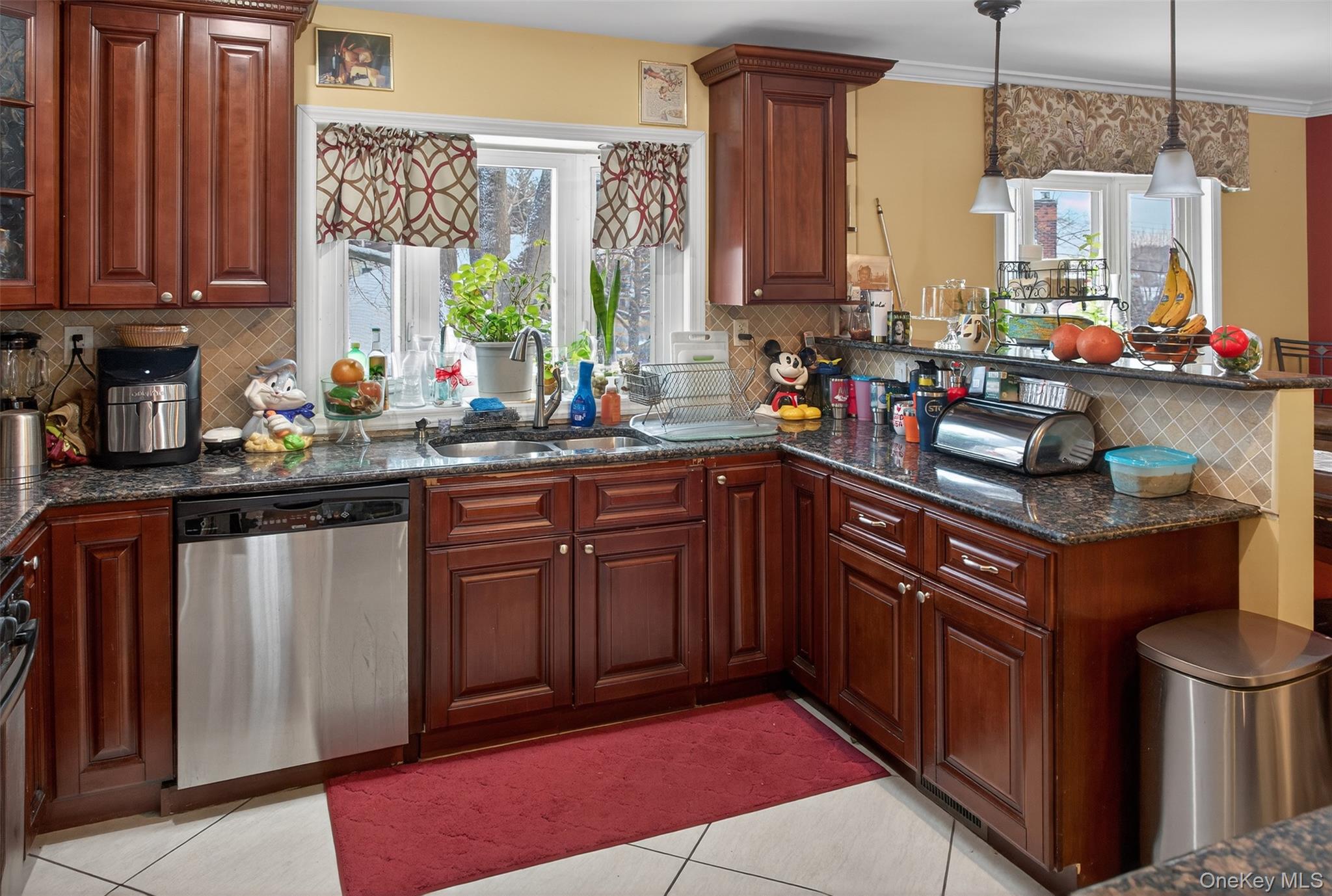 #7 photo, 815 Iris Place, West Hempstead , NY 11552