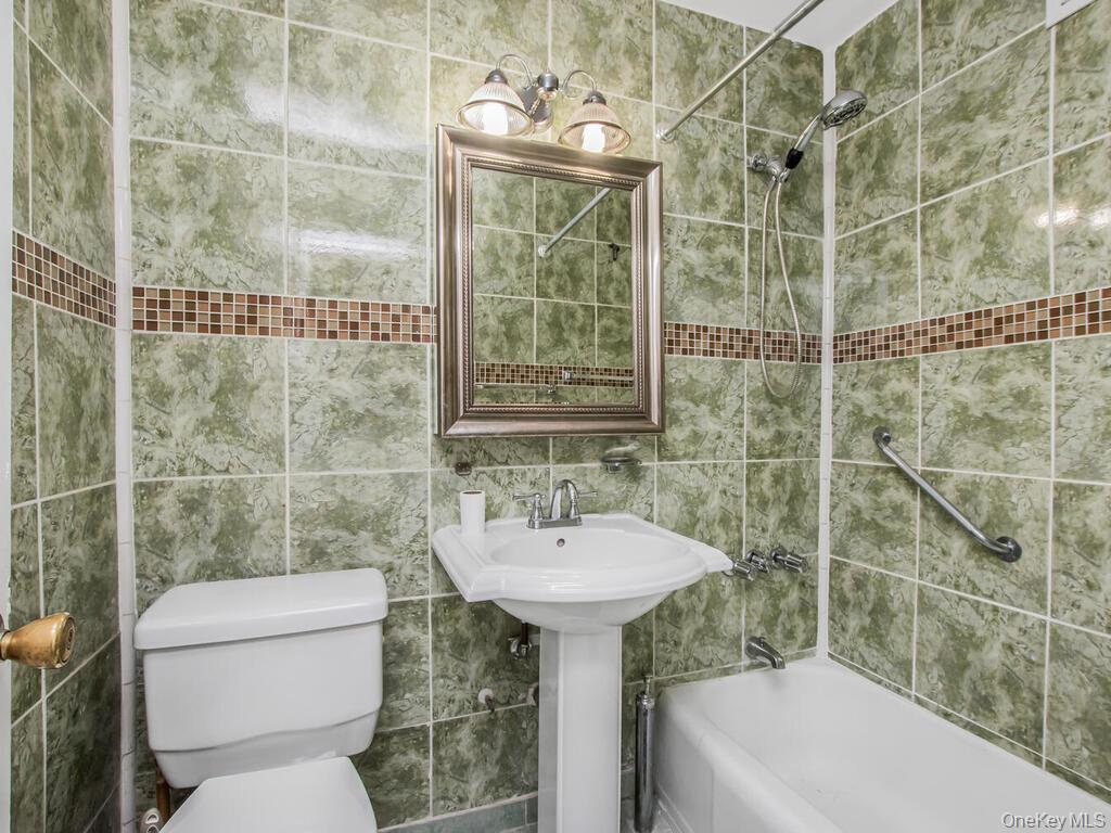 #7 photo, 6601 Broadway, 布朗士 Bronx , NY 10471