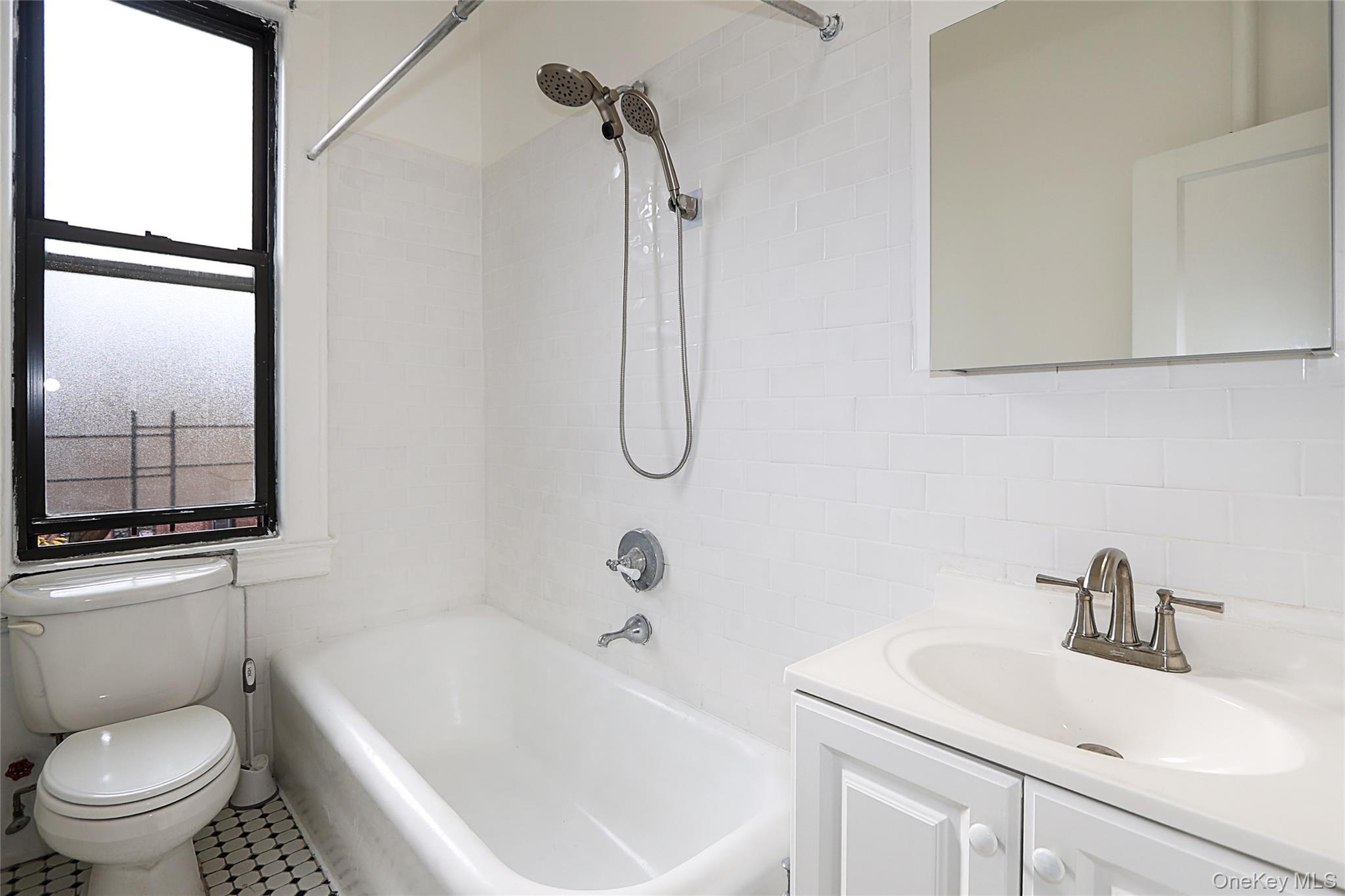 #19 photo, 115-25 Metropolitan Avenue, Kew Gardens , NY 11418