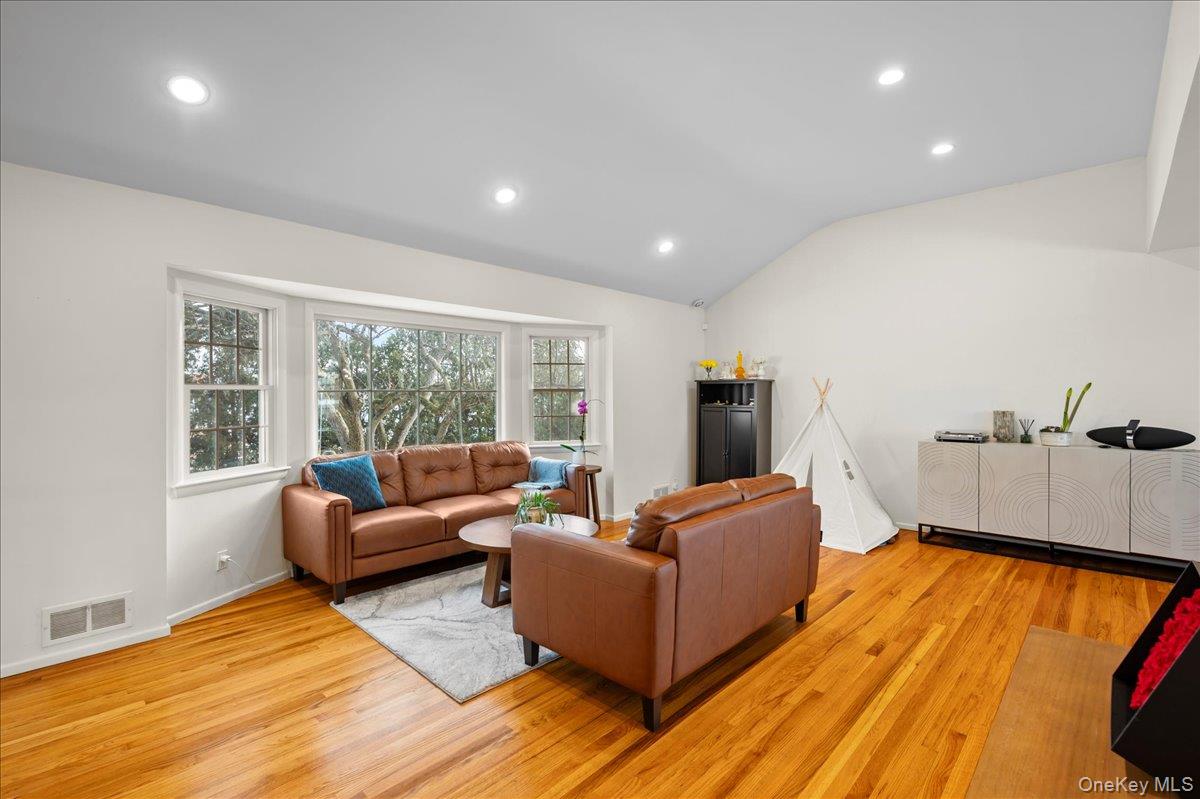 #6 photo, 1079 Weaver Street, New Rochelle , NY 10804