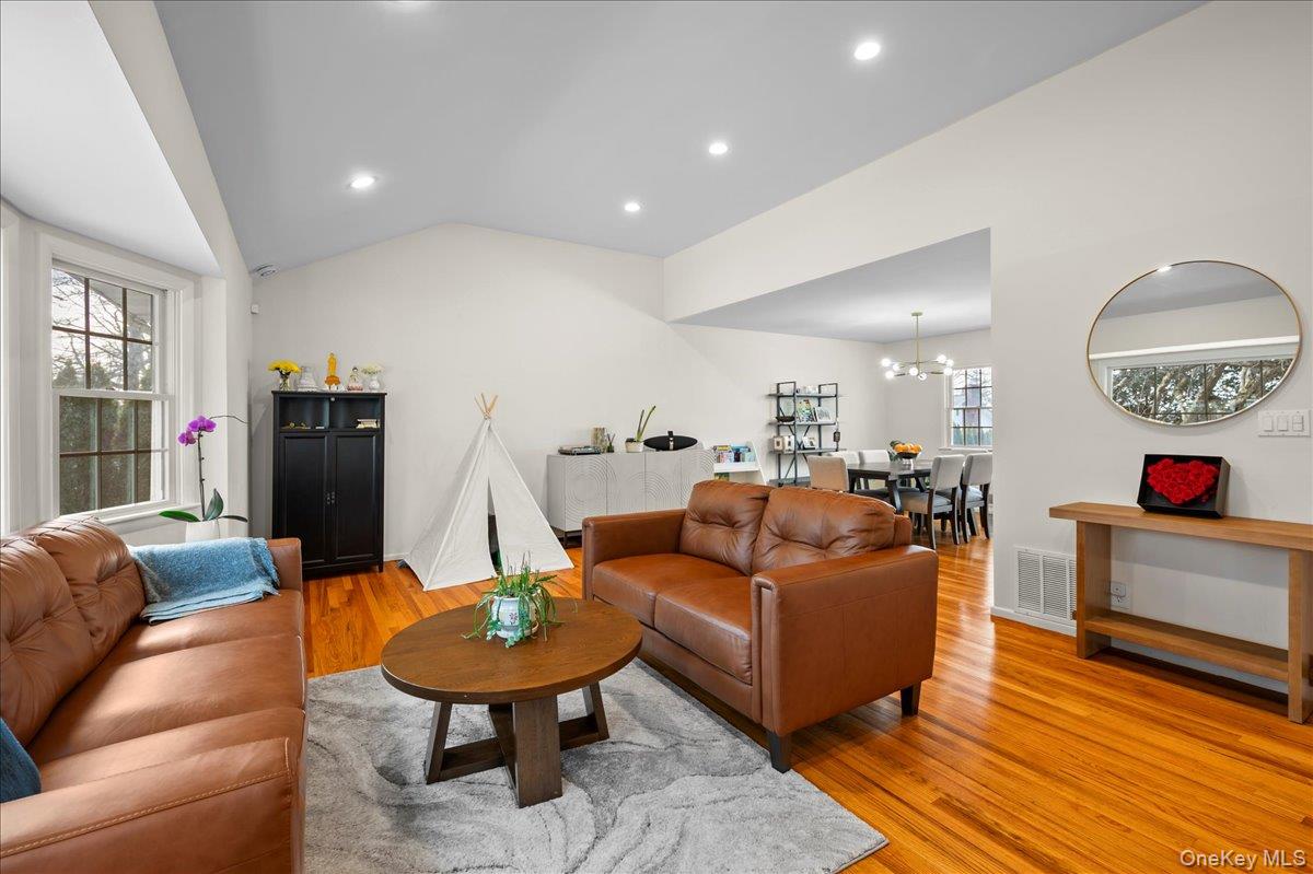 #8 photo, 1079 Weaver Street, New Rochelle , NY 10804