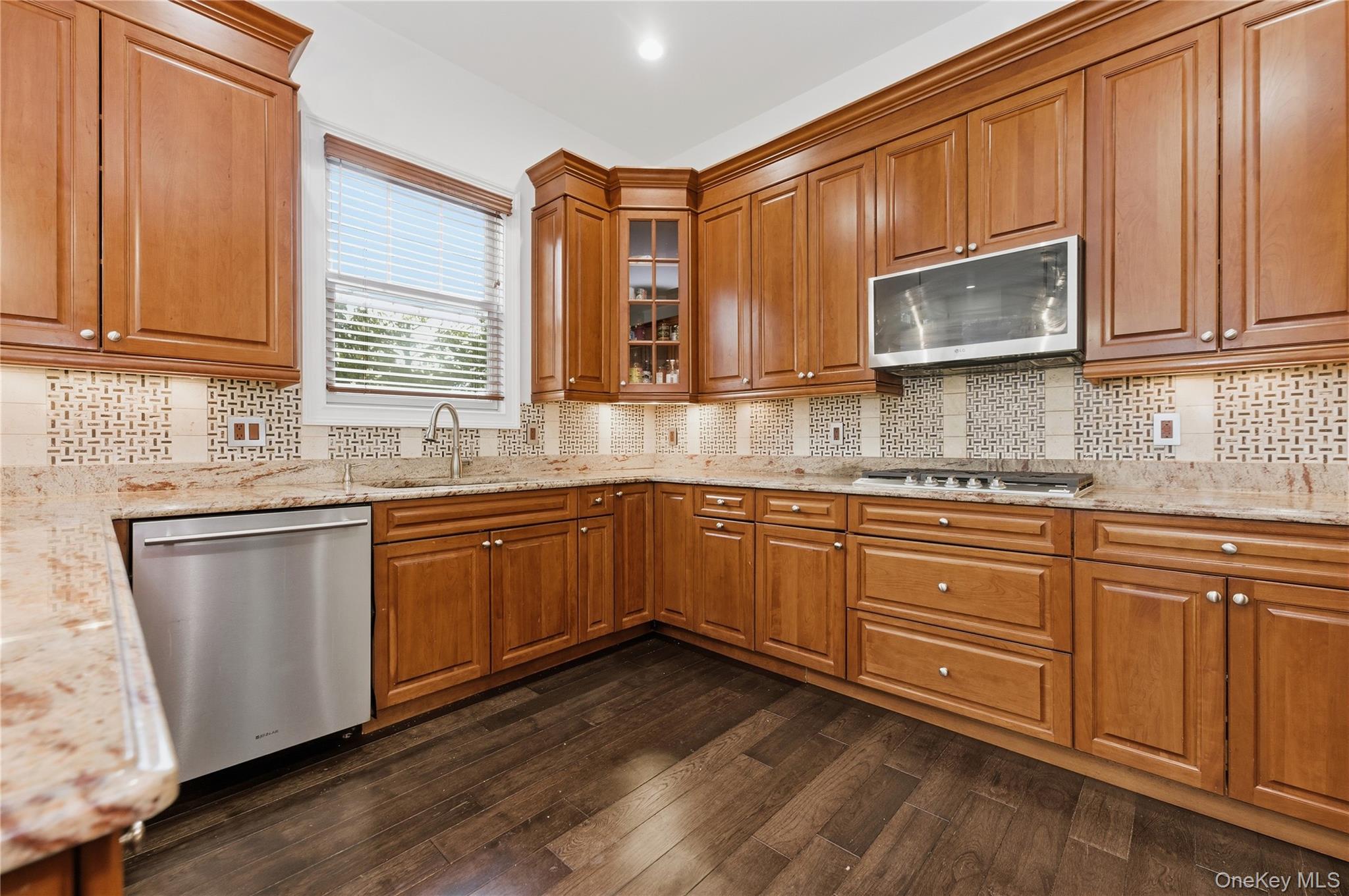 #13 photo, 428 Trotting Lane, Westbury , NY 11590