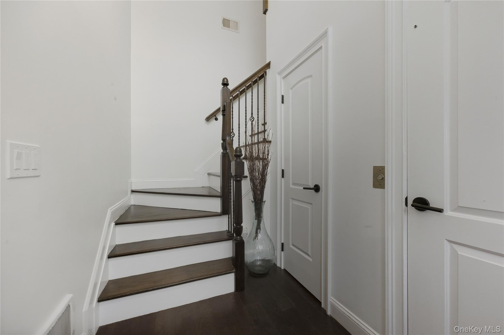 #4 photo, 428 Trotting Lane, Westbury , NY 11590