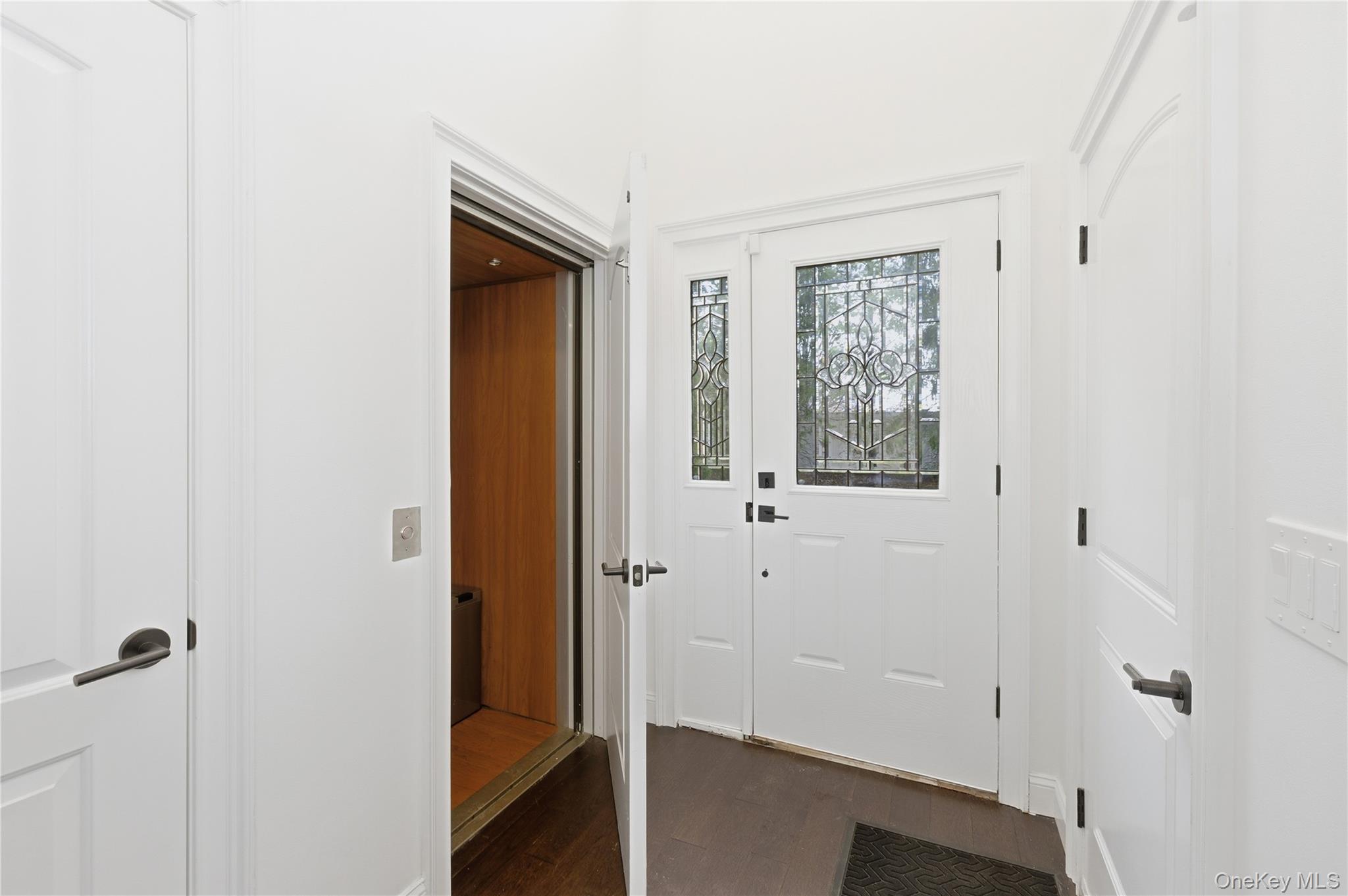 #5 photo, 428 Trotting Lane, Westbury , NY 11590