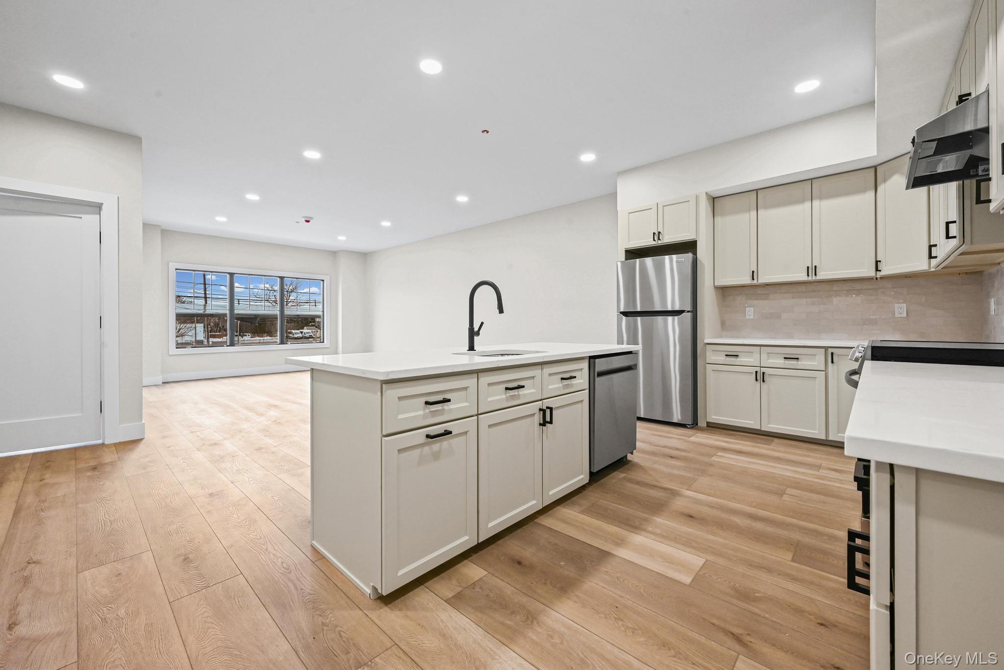 #2 photo, 80 Division Street, सफ़ोक काउंटी Patchogue , NY 11772