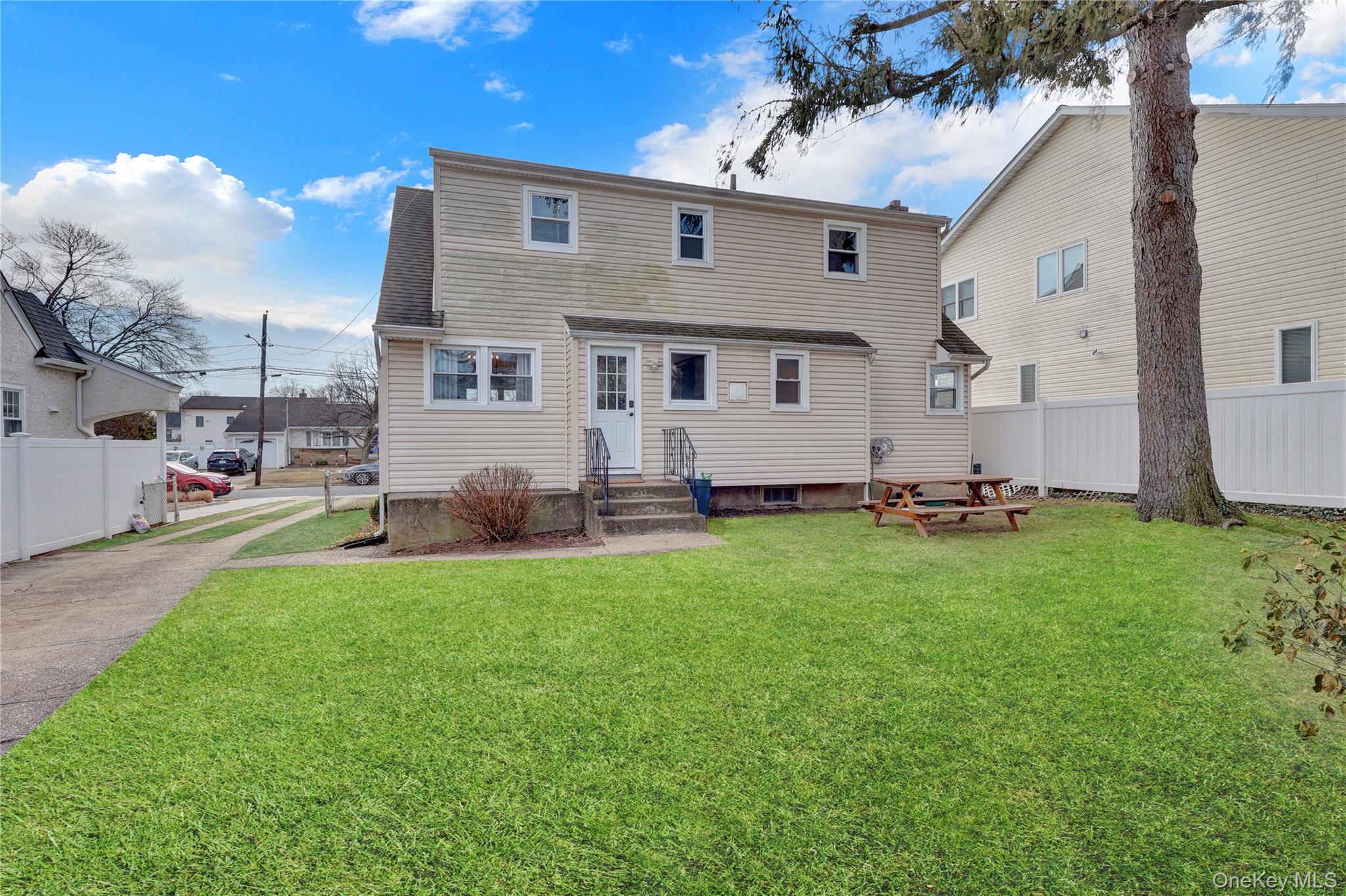 #19 photo, 3887 Hudson Avenue, Seaford , NY 11783